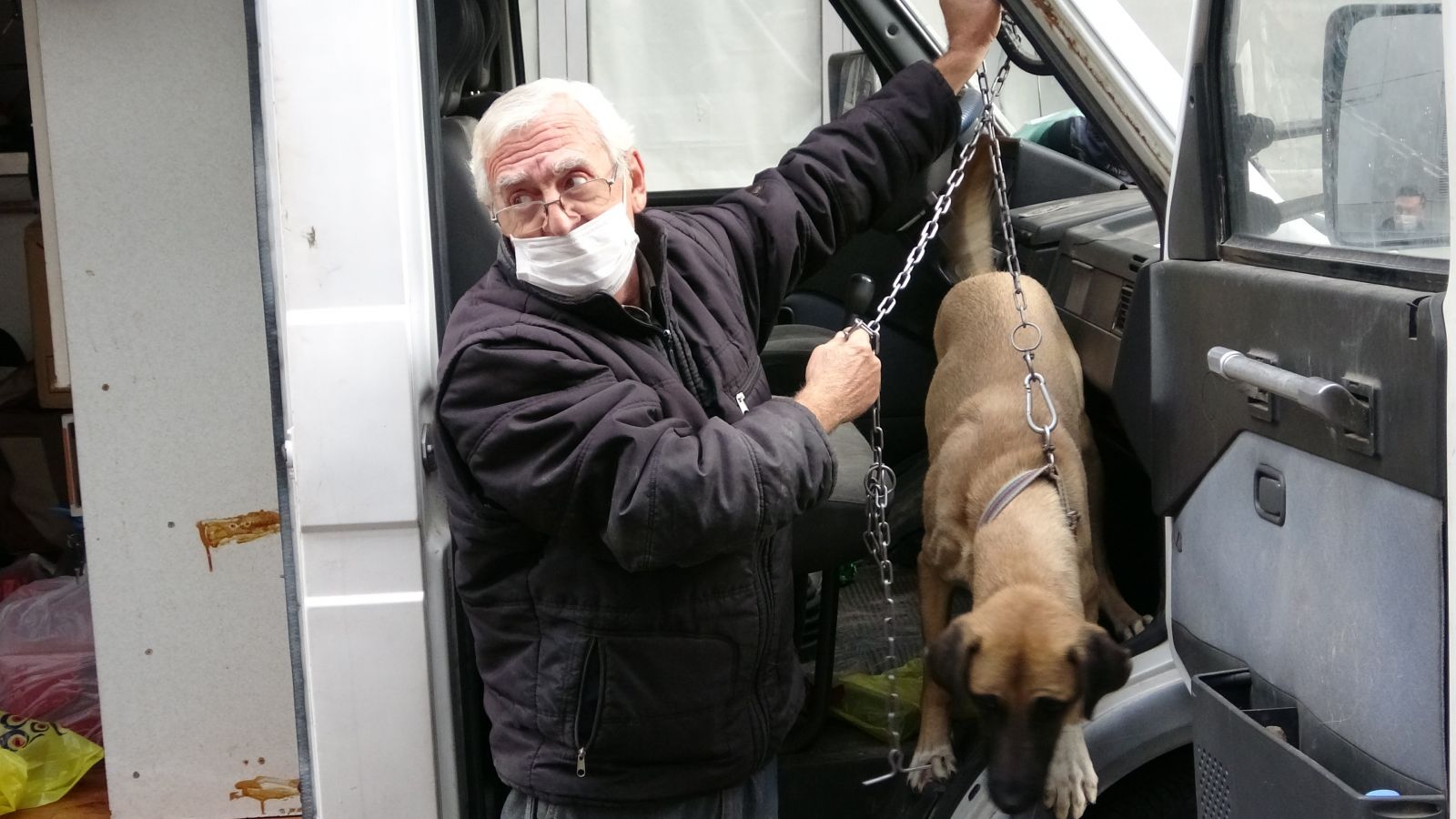 Köpeğini karavanda zincirle bağladı, gazetecilere 'niye çekiyorsunuz' diye saldırdı
