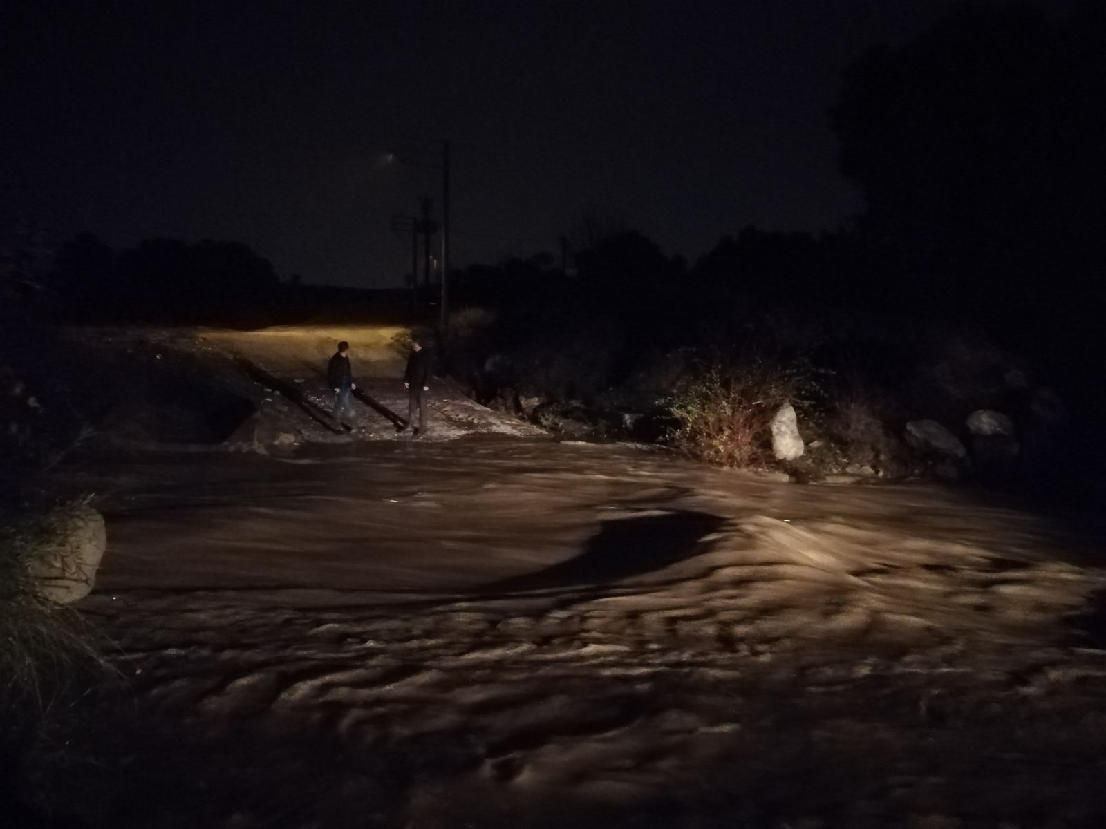 İzmir'de sel sularına kapılarak kaybolan iki kişinin cansız bedenlerine ulaşıldı