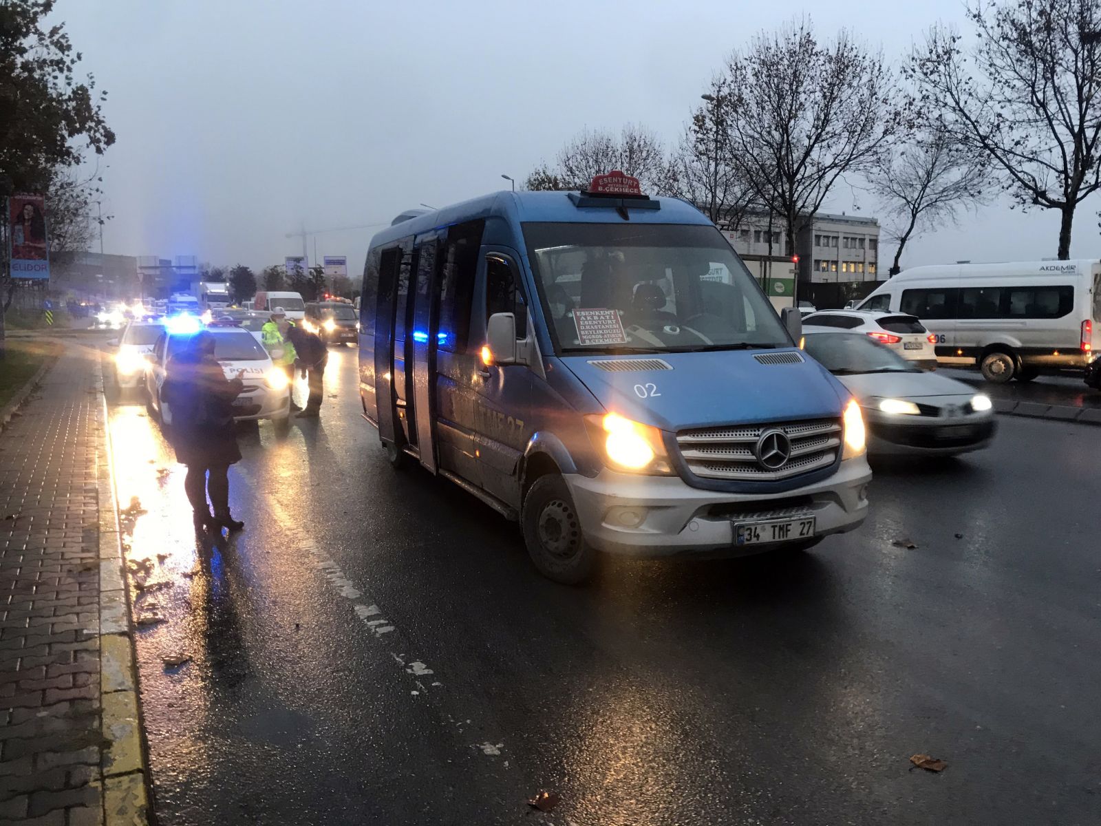 Esenyurt'ta değişmeyen manzara: Minibüsler tıklım tıklım