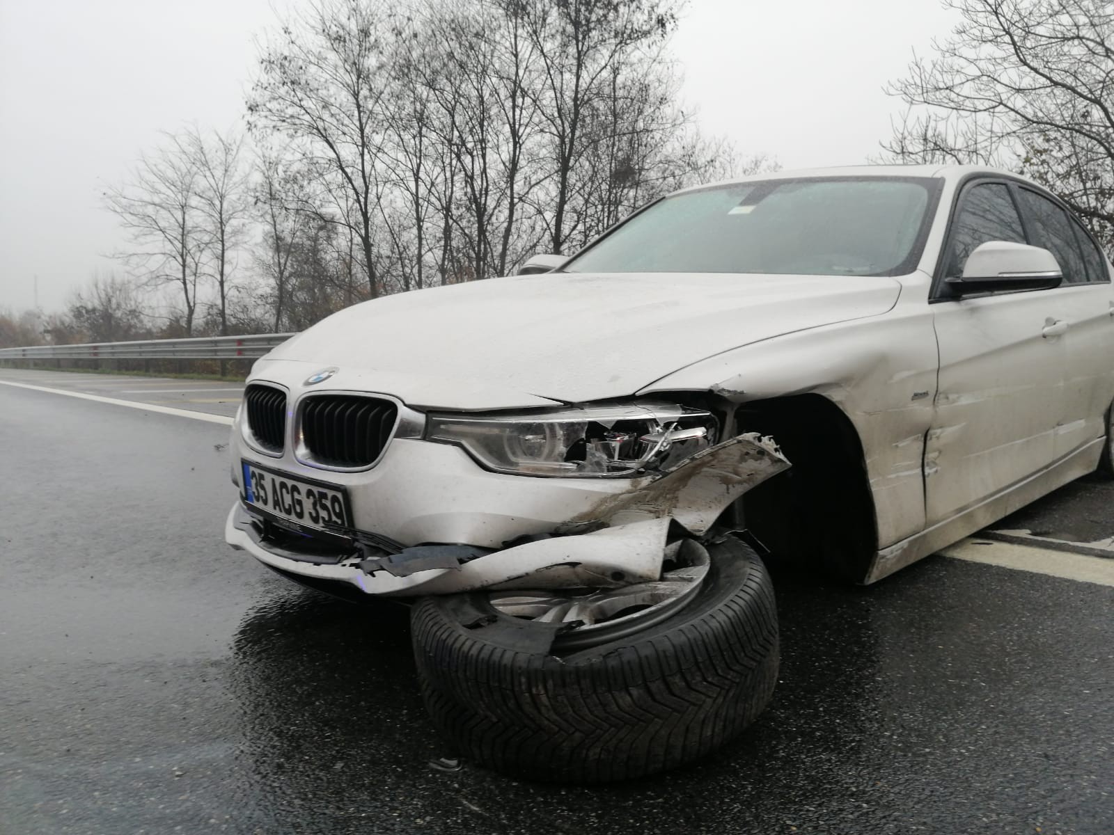 Milyonluk kaza TEM'i kapattı! 6 lüks araç birbirine girdi