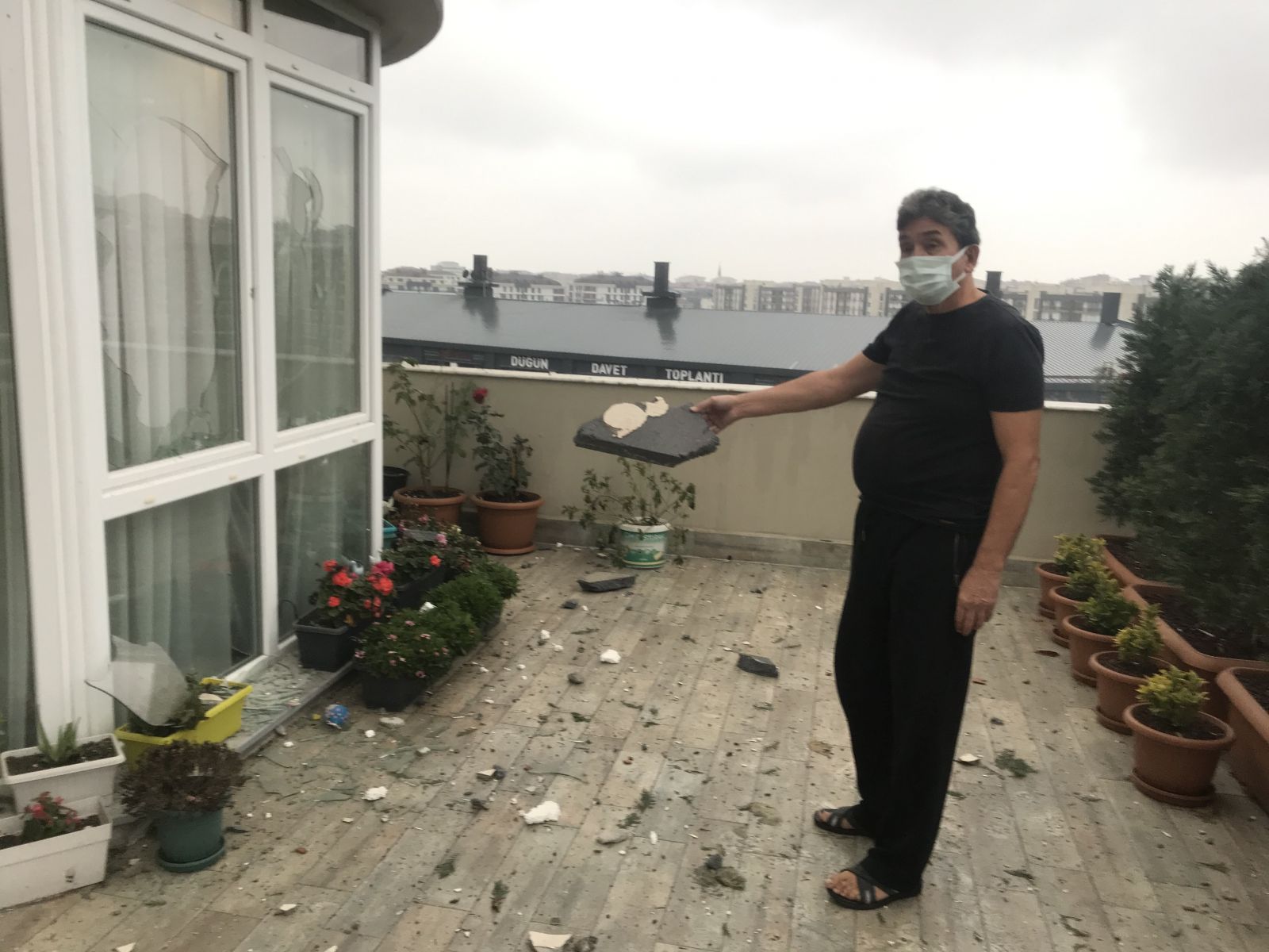 Kentsel dönüşüm için yıkılan bina, içinde insanların olduğu diğer binaya zarar verdi
