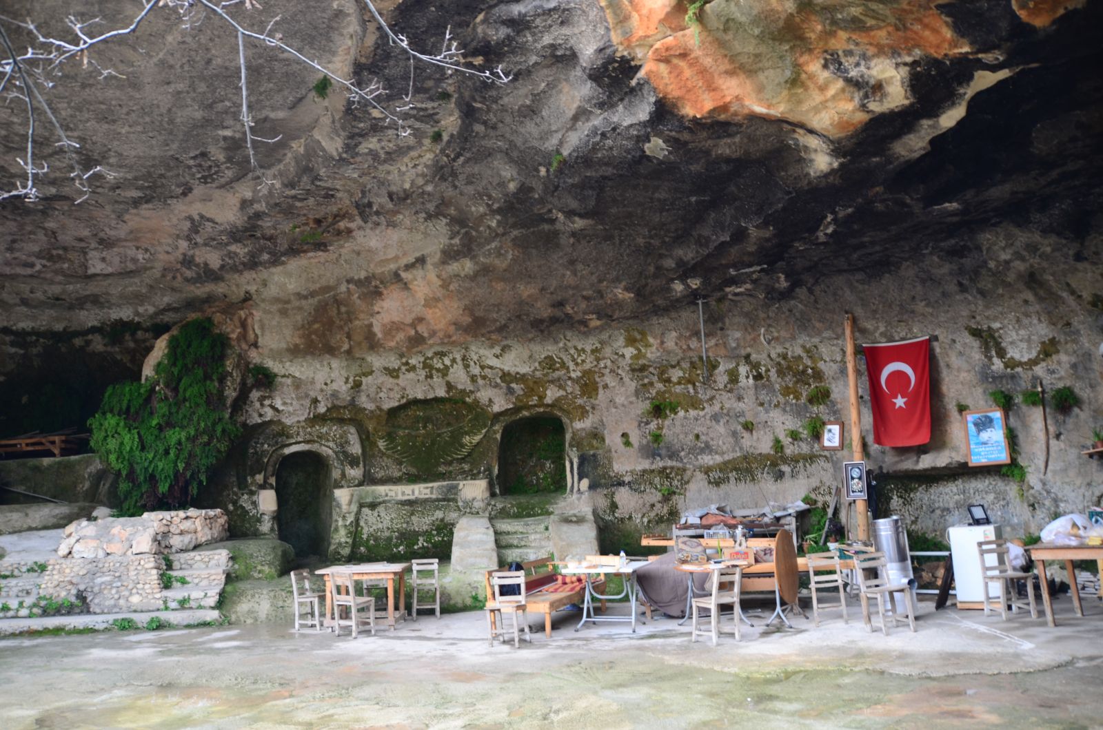 30 yıldır mağarada yaşıyor, geçimini yolculara çay satarak sağlıyor