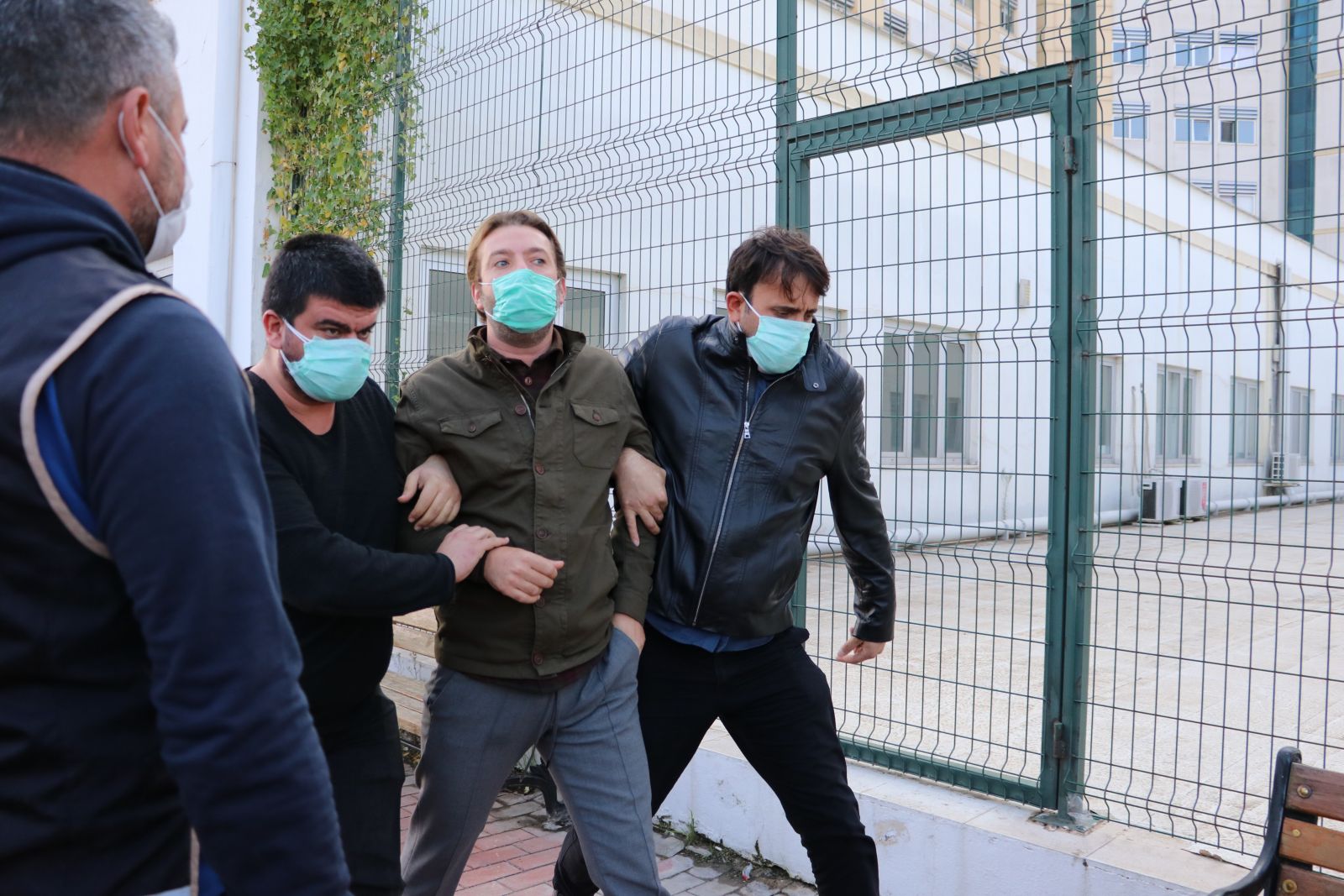 Ceyhan Belediyesi'ne rüşvet operasyonu: Çok sayıda gözaltı var