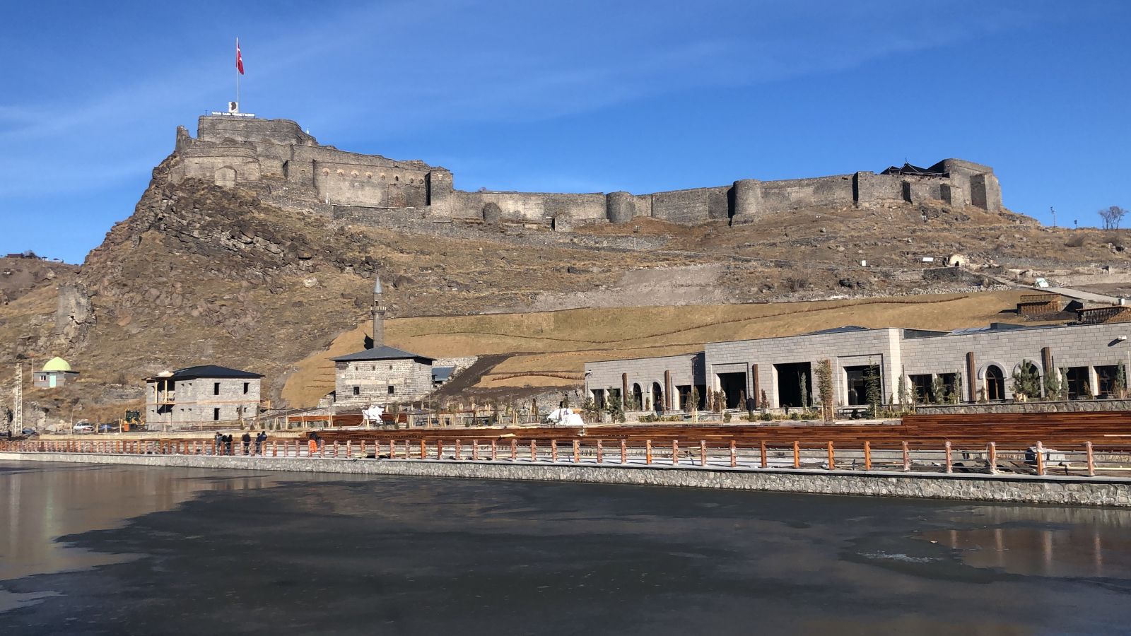Kars 'eksi 12'yi gördü! Çay ve dereler buz tuttu