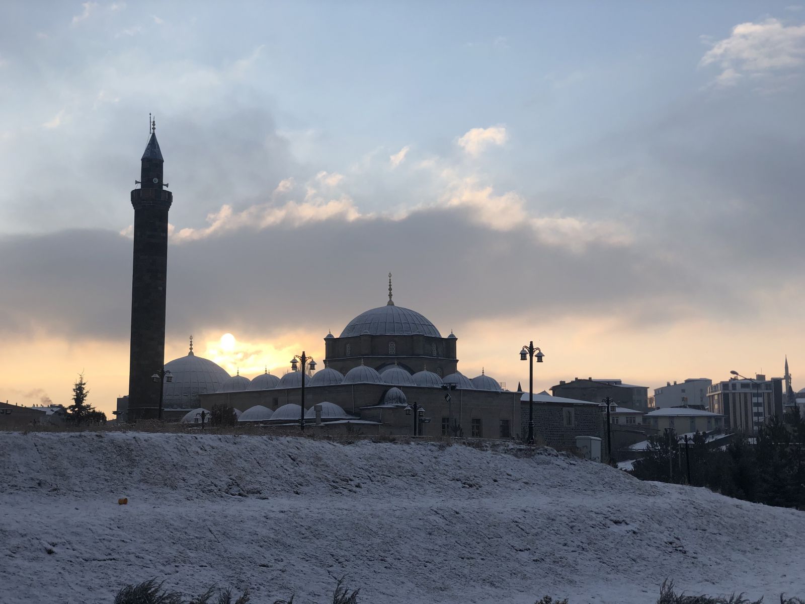 Kars'ta beyaza bürünen sokaklar sessiz kaldı
