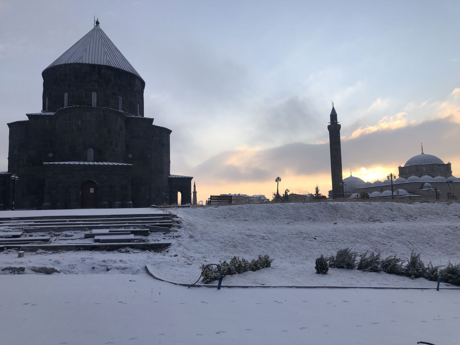 Kars'ta beyaza bürünen sokaklar sessiz kaldı