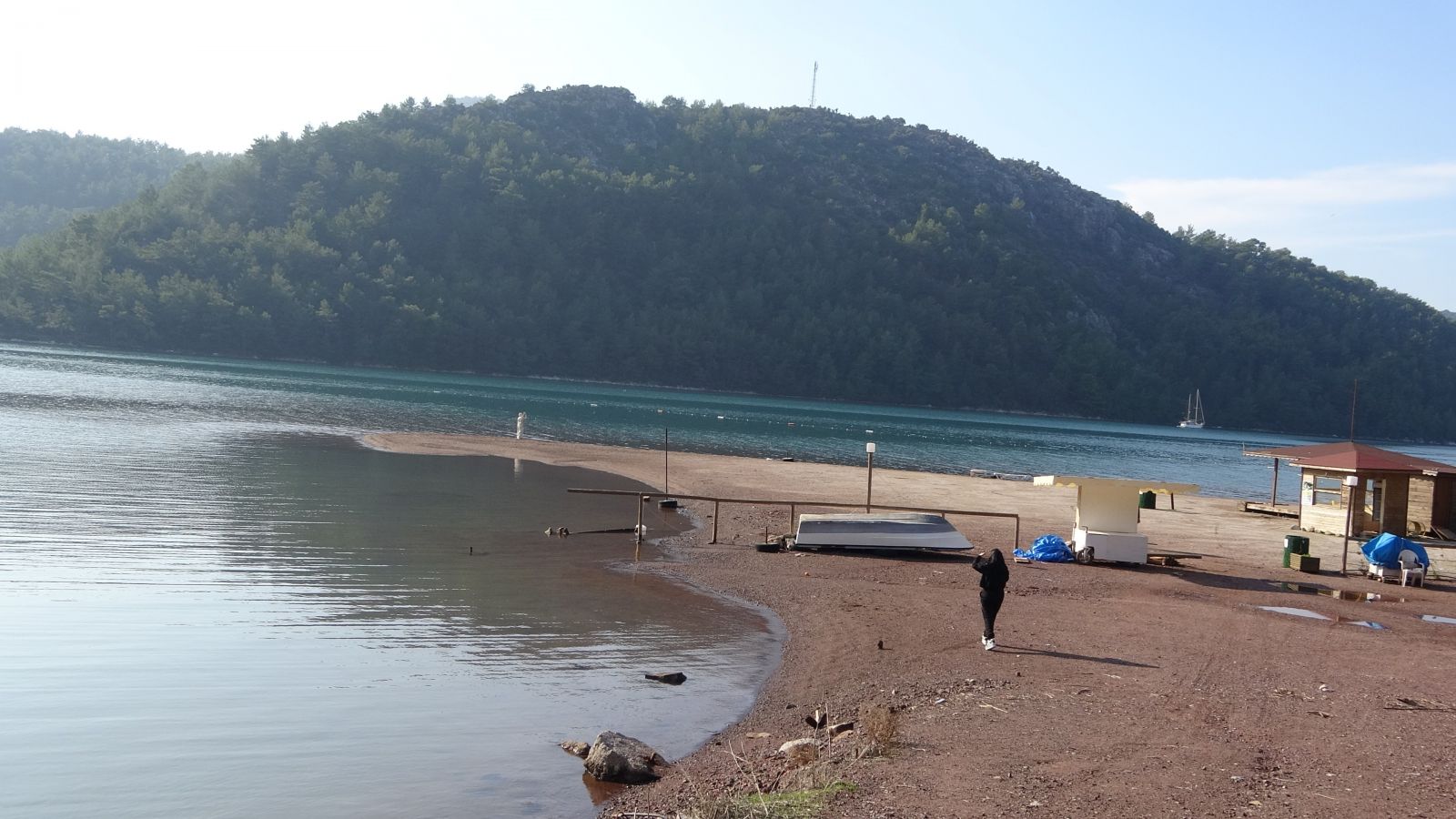 Dünyaca ünlü plaj hafta sonu iki arkadaşa kaldı