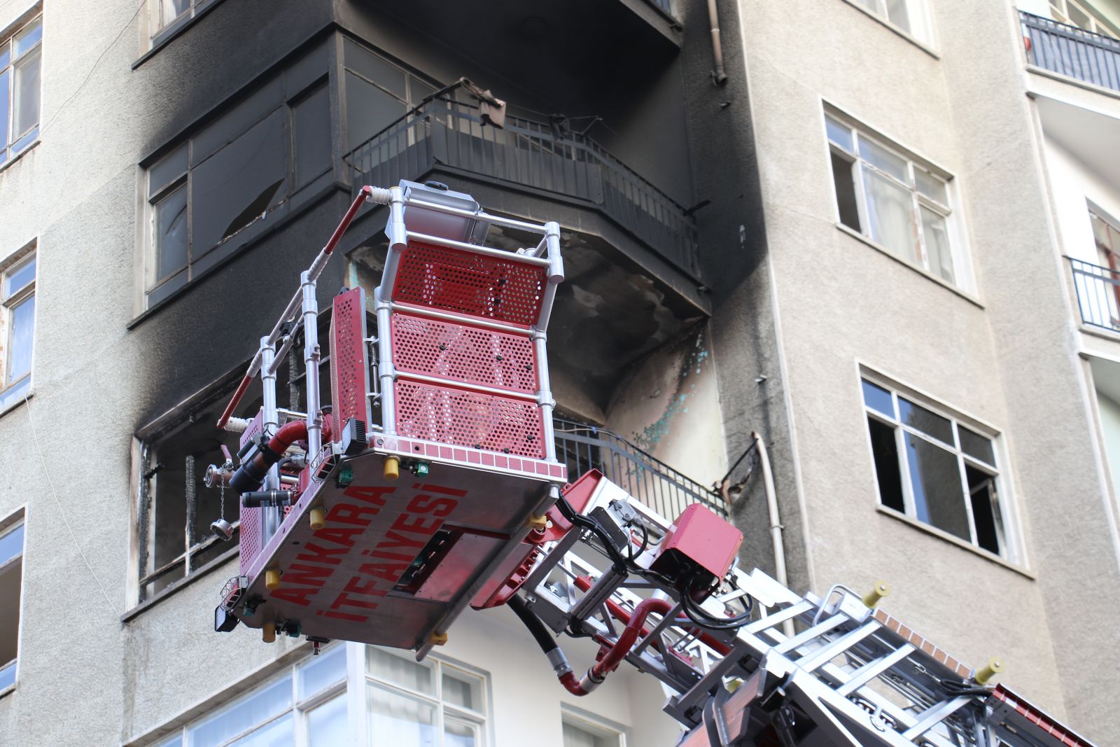 Başkent’te 9 katlı binada yangın