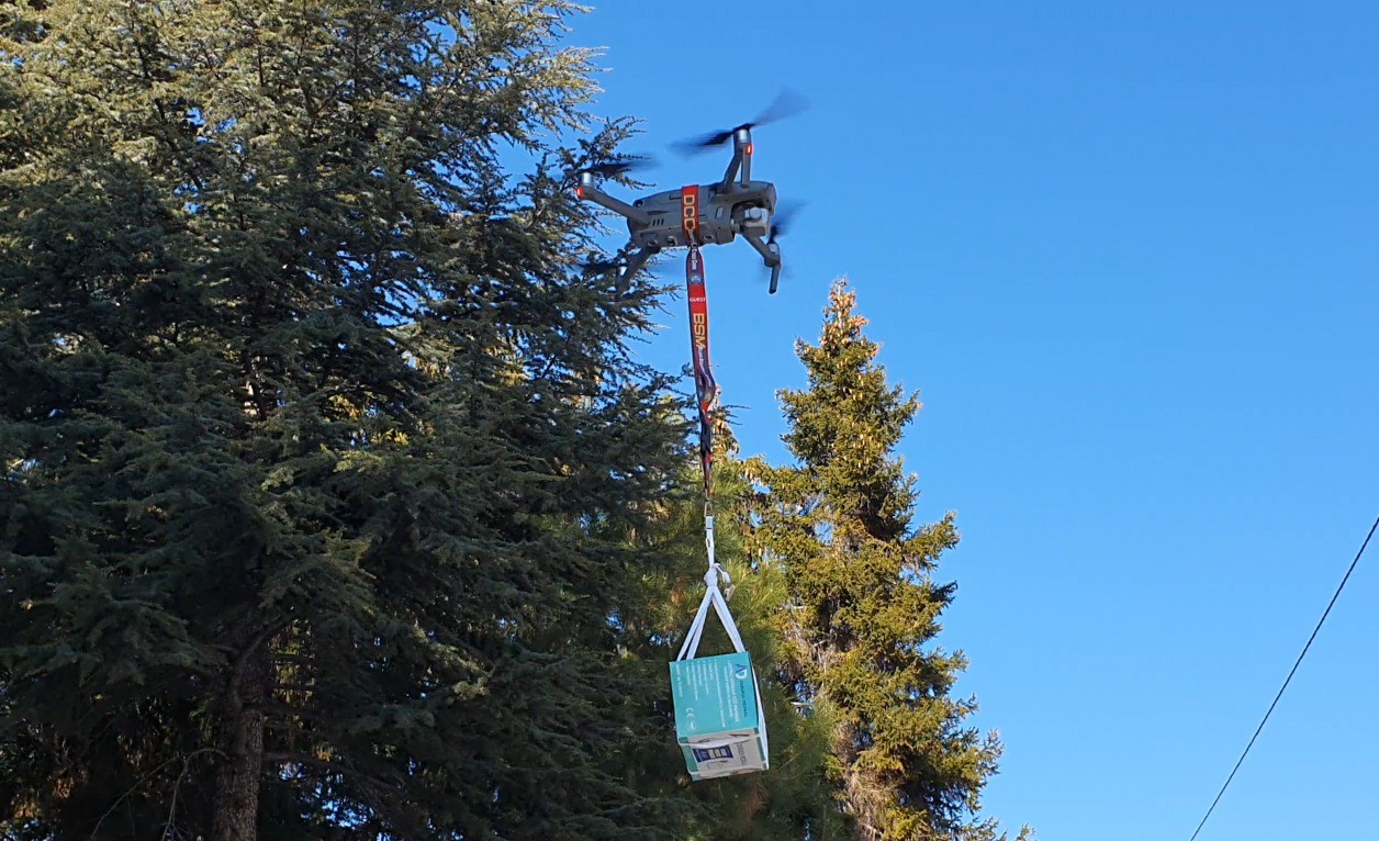 Bu ilçede maskeler drone ile dağıtılıyor