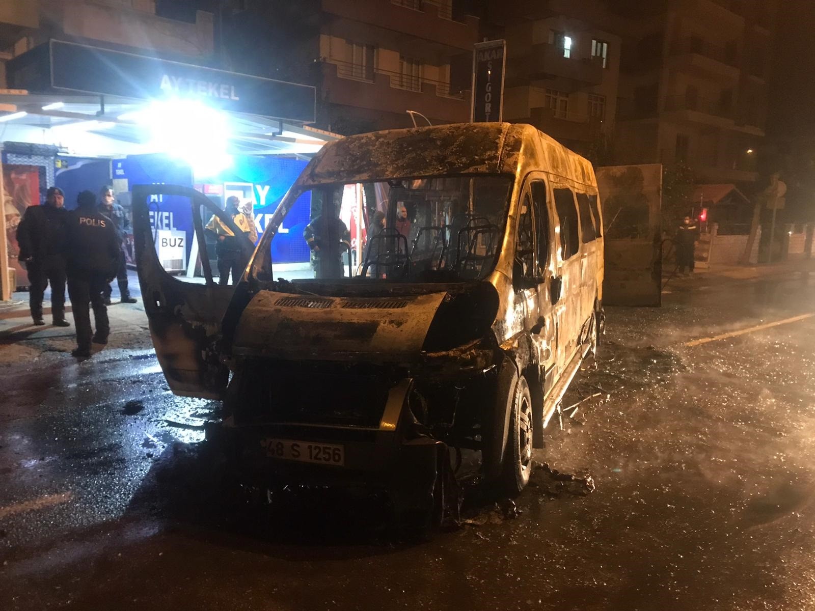 Hastane servisi alevlere teslim oldu, sağlık çalışanları son anda kurtuldu