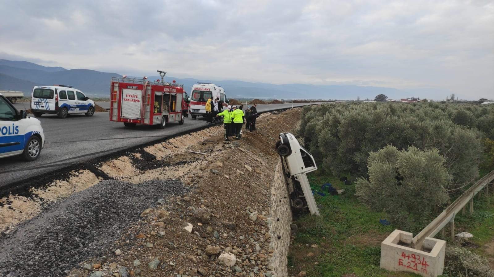 Zeytinliğe uçan kamyonetin görüntüsü şok etti