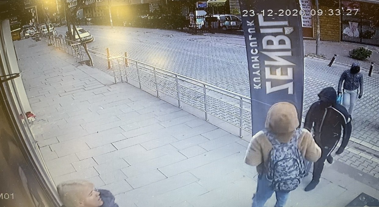 Kuyumcu anne ve kız, soygun girişimini böyle önledi
