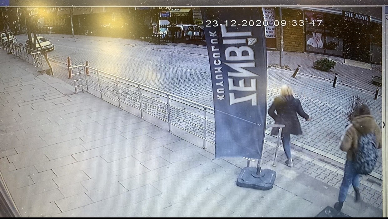 Kuyumcu anne ve kız, soygun girişimini böyle önledi