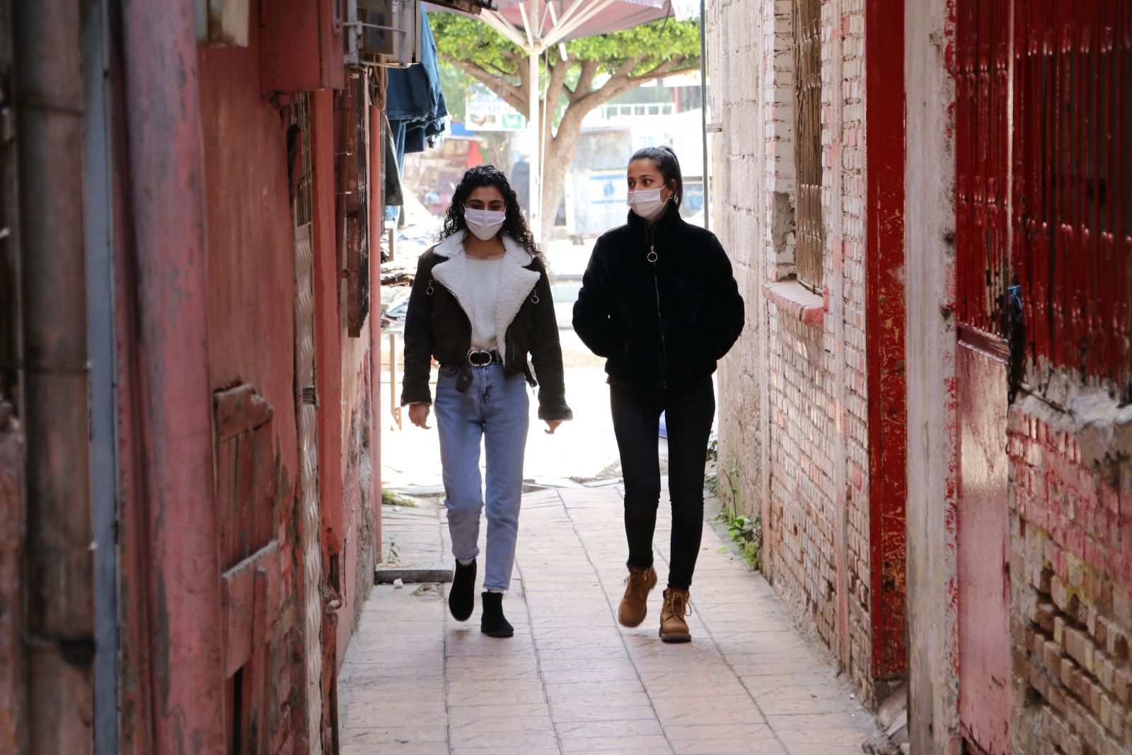 Adana’nın en dar sokağı görenleri şaşırtıyor