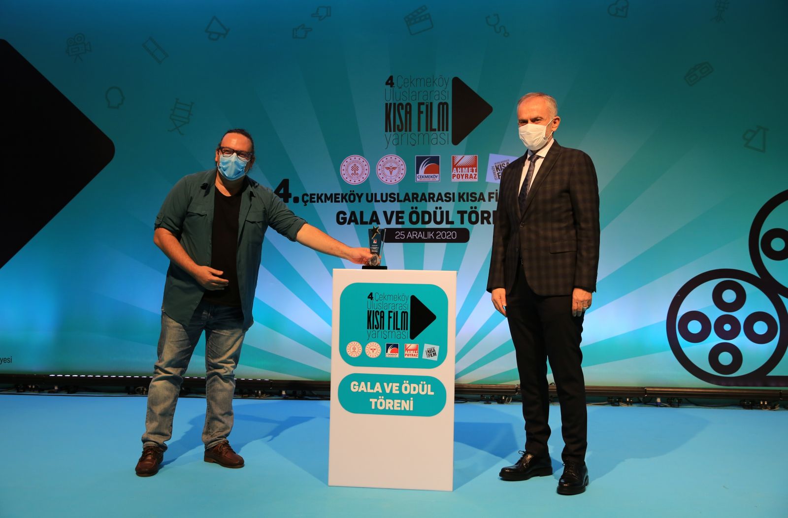 Sağlık temalı kısa film yarışmasında yönetmen doktora ödül