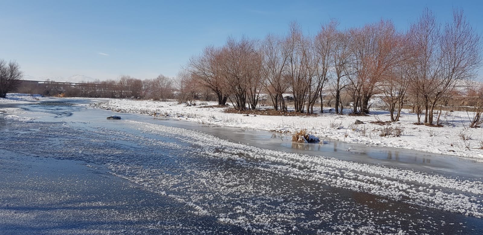 Termometreler eksi 30 dereceyi gördü, Karasu Nehri dondu