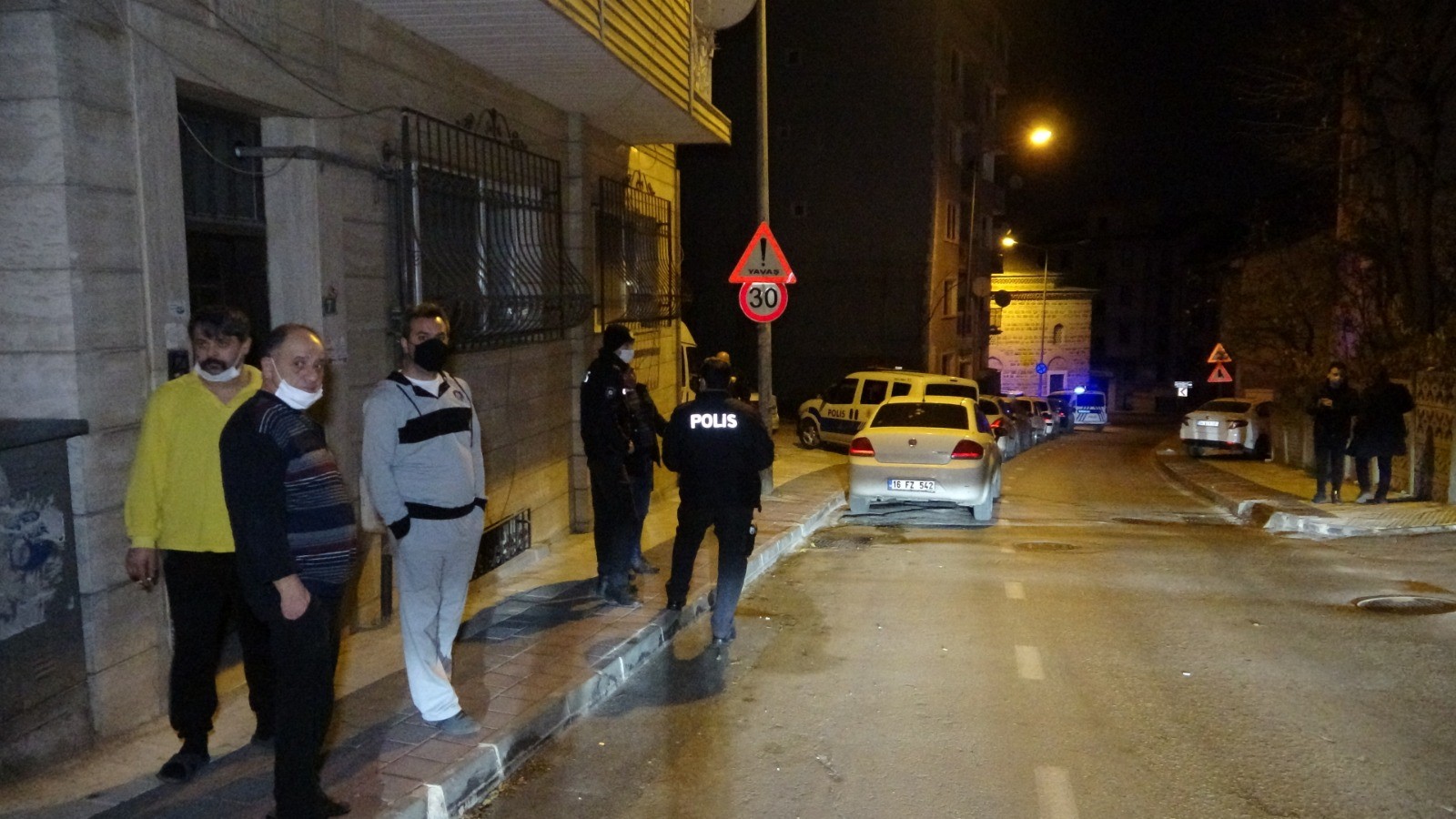 Karısı tarafından oklava ile darp edildi, kolu ısırıldı, kısıtlamada sokağa atıldı