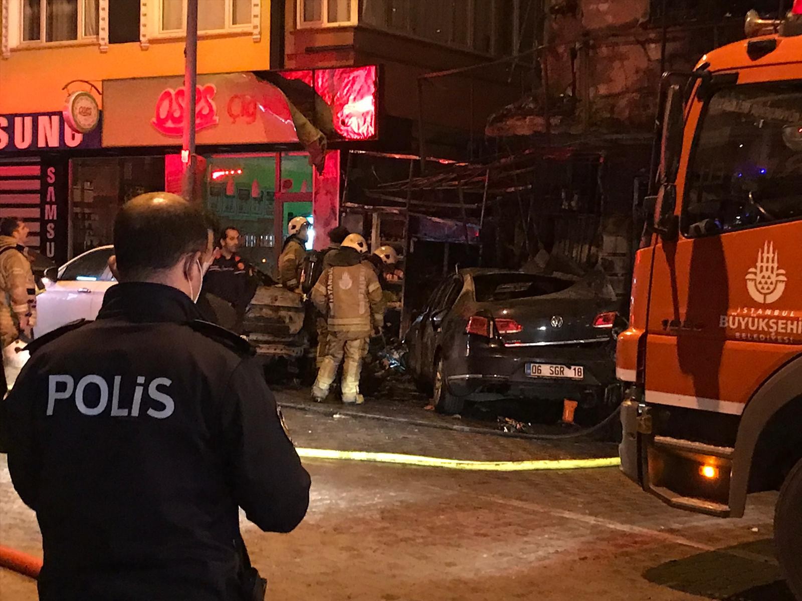 Bahçelievler'de korkutan yangın! Otomobil alev topuna döndü