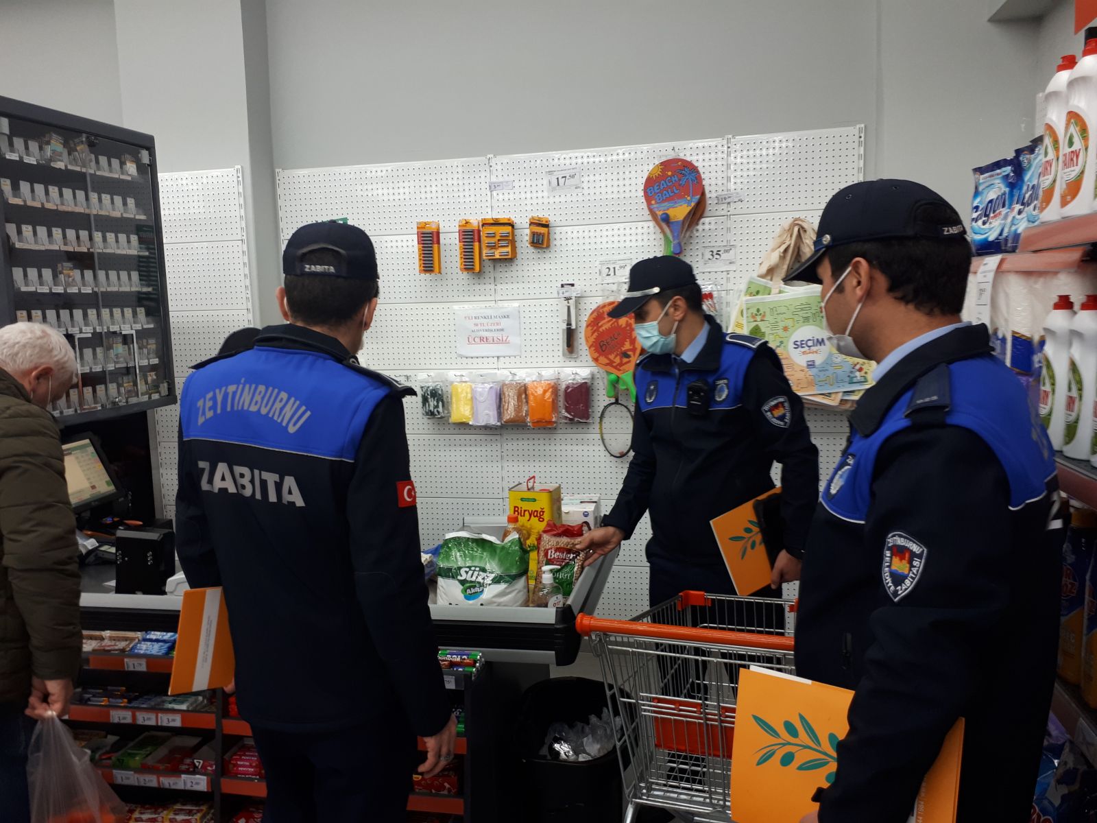 Zeytinburnu’nda zabıta ekibini şaşırtan manzara: İndirimi duyan mağazaya koştu