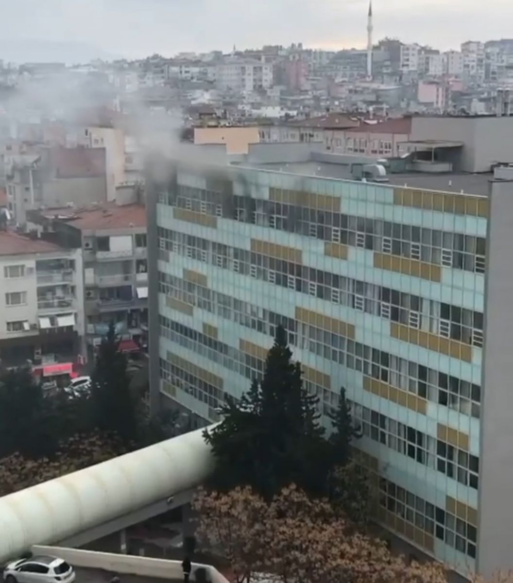 İzmir’de hastanede yangın paniği: Psikiyatri hastası yatağını yaktı