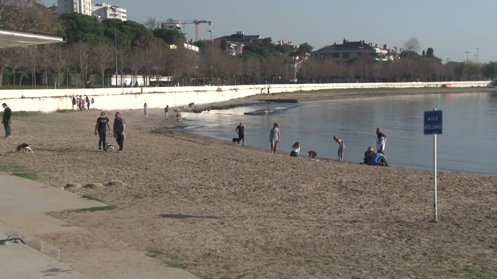 Sokağa çıkma kısıtlamasında güneşi gören İstanbullular Caddebostan Sahili'ne akın etti