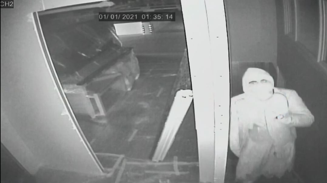 Film gibi! Hırsızlık için kadın kılığına girdi