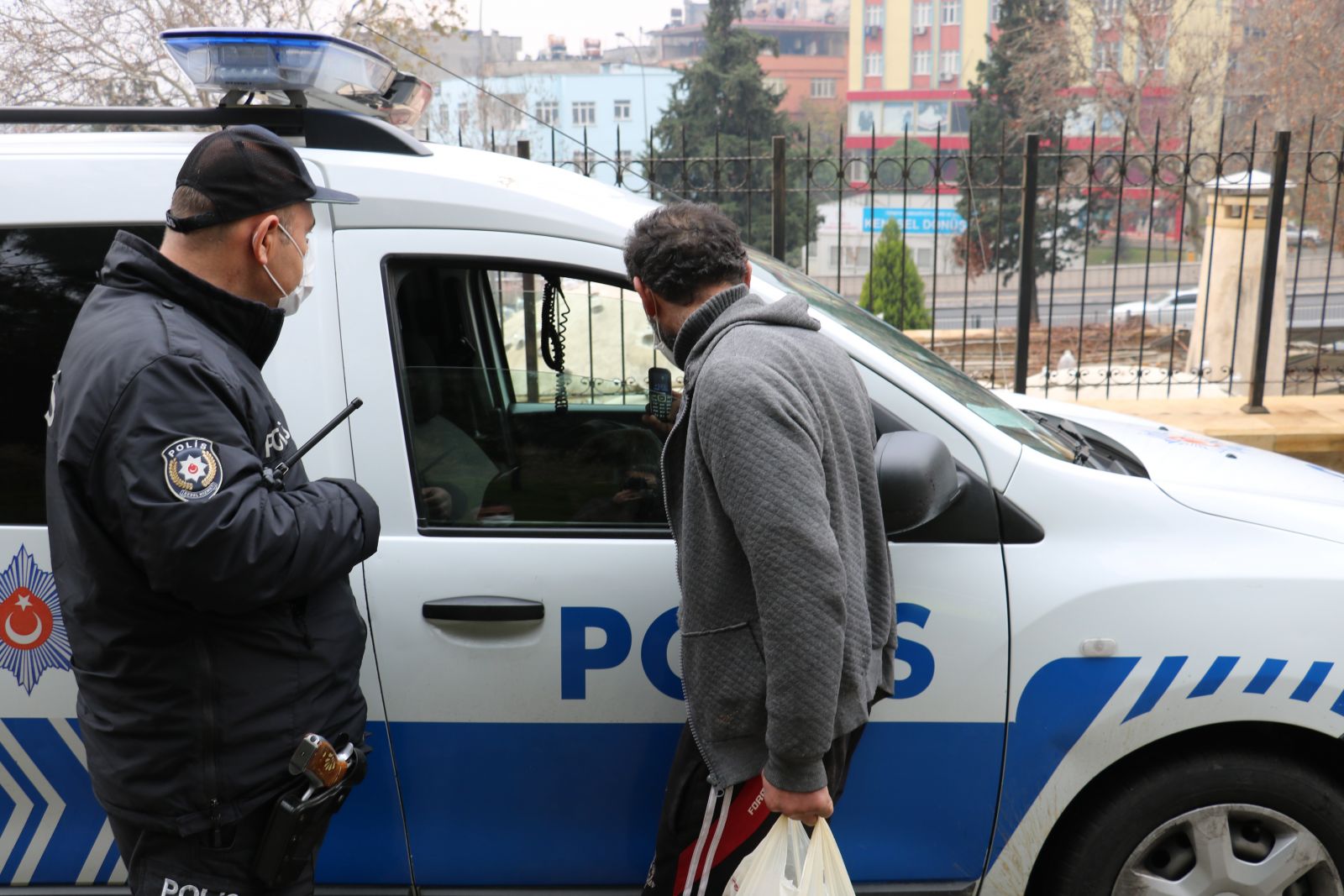 Alkollü vatandaşın bayrak nöbeti kısa sürdü