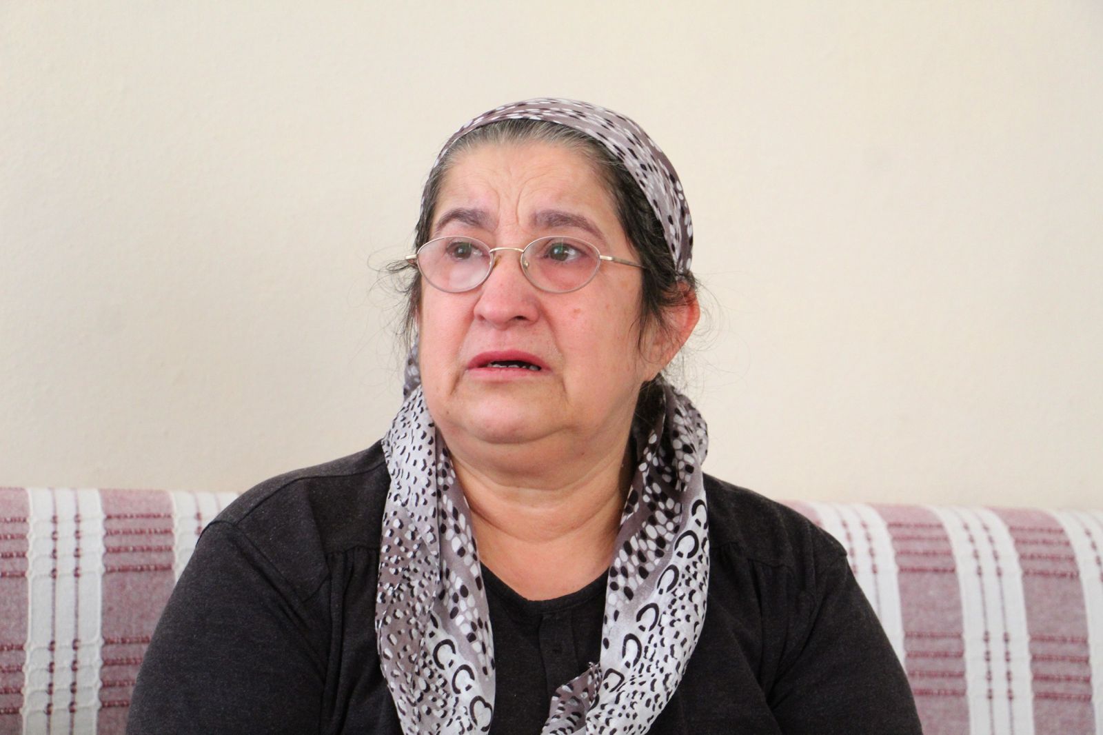 8 aydır haber alamadığı kızı için, gözyaşlarına boğuldu