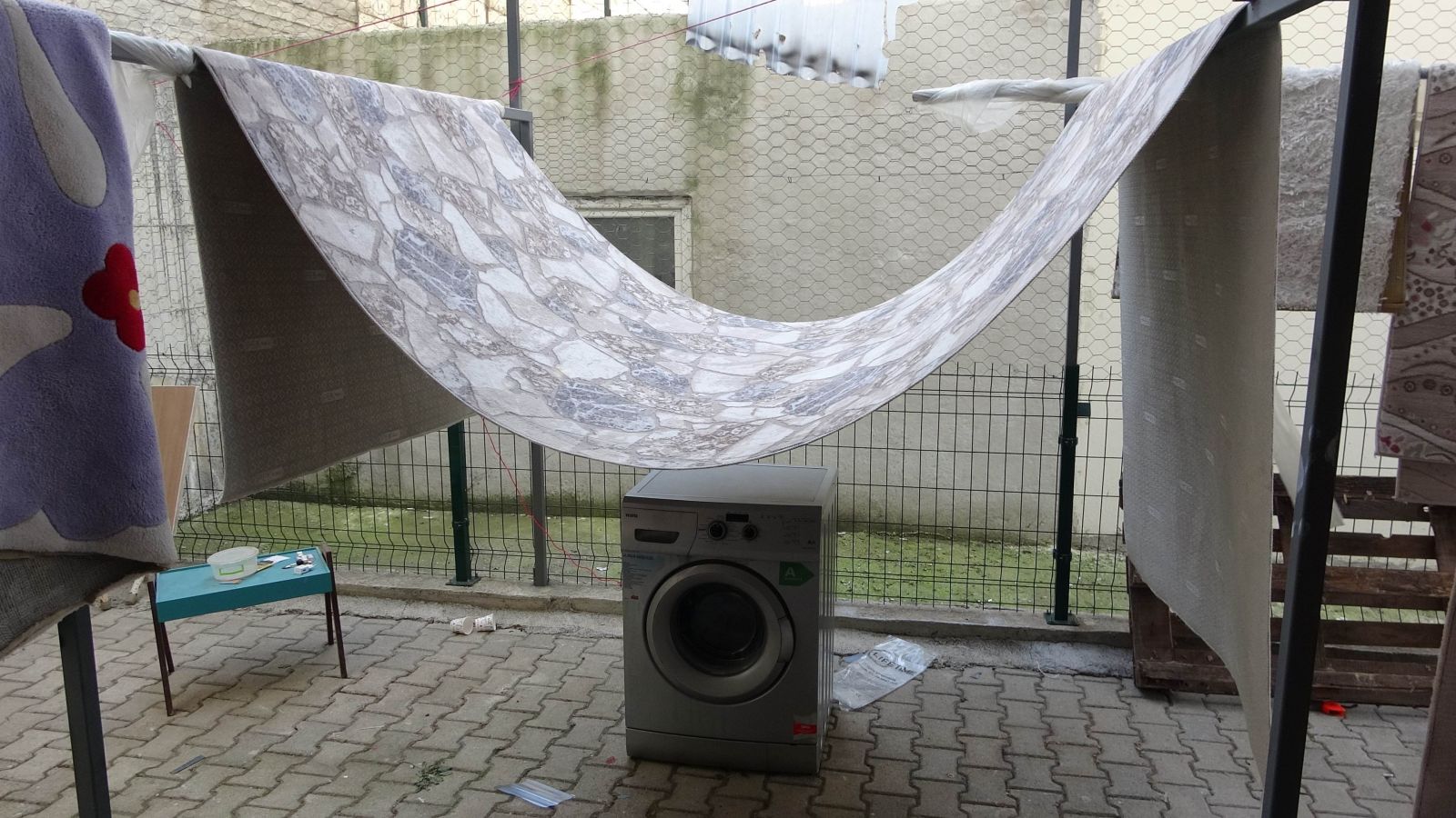 Cam silerken 3. kattan düşen kızı, kurumaya bırakılan halı kurtardı