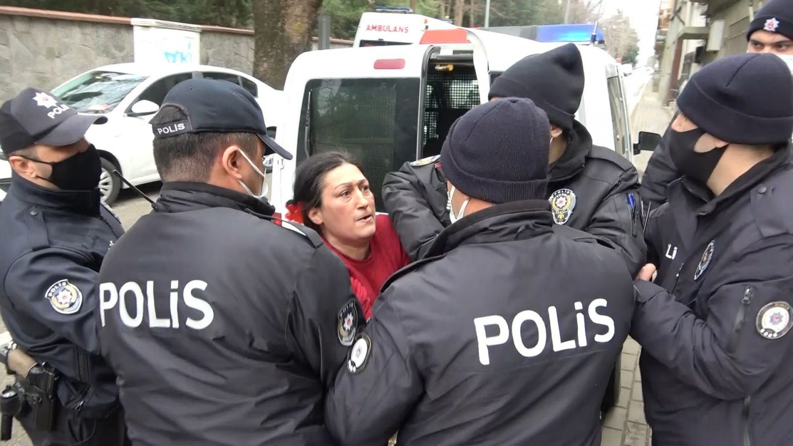 Elindeki çaydanlıkla polise saldırmıştı! Serbest kalınca ortalığı yine birbirine kattı