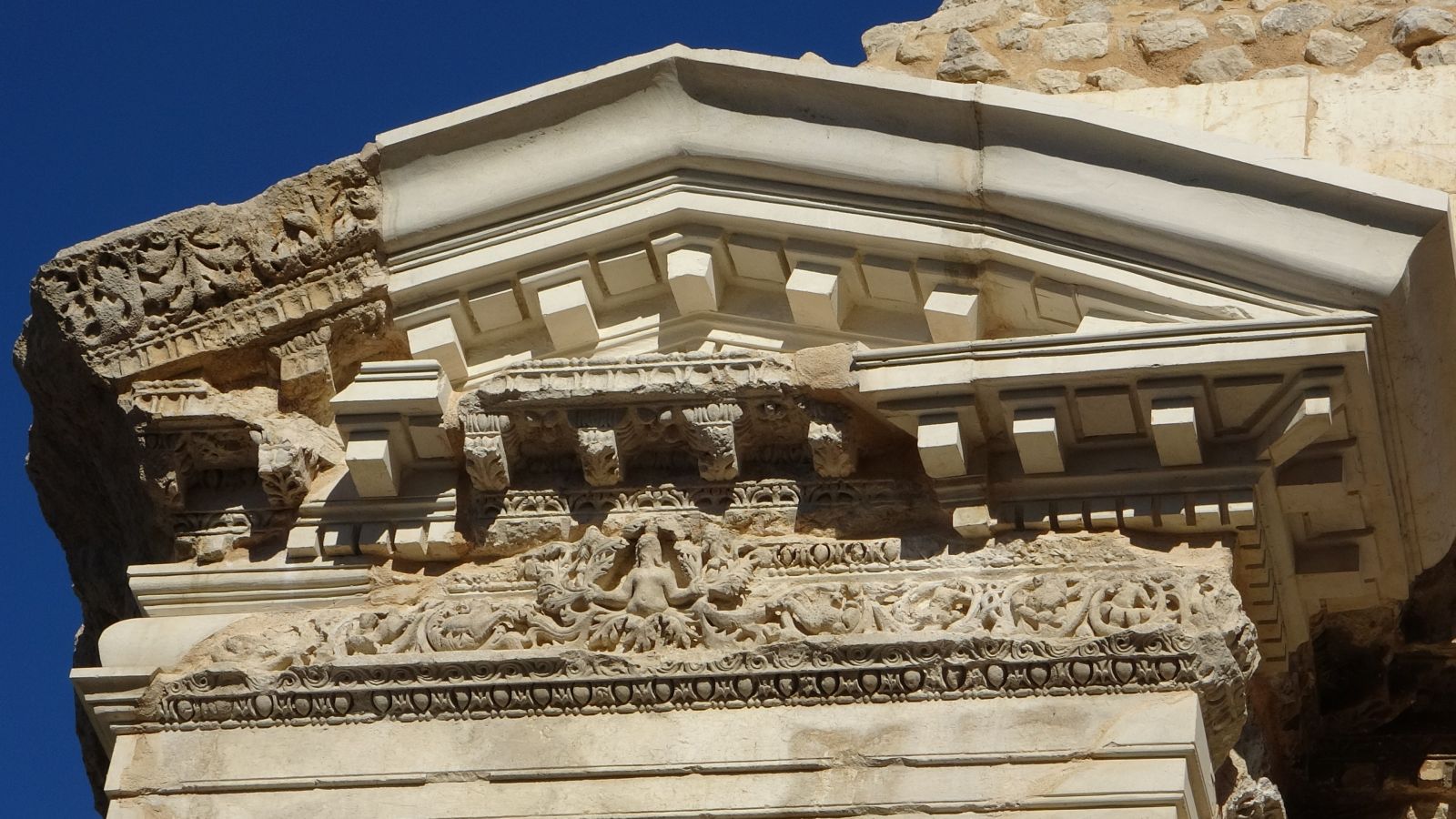 Efes'in 5 katı büyüklüğünde: Anavarza Antik Kenti Efes'in 5 katı büyüklüğünde: Anavarza Antik Kenti