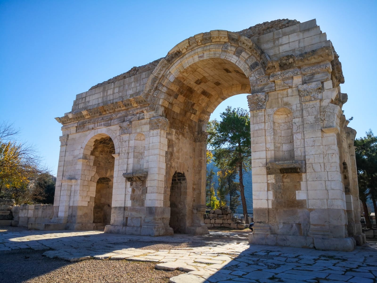 Efes'in 5 katı büyüklüğünde: Anavarza Antik Kenti Efes'in 5 katı büyüklüğünde: Anavarza Antik Kenti