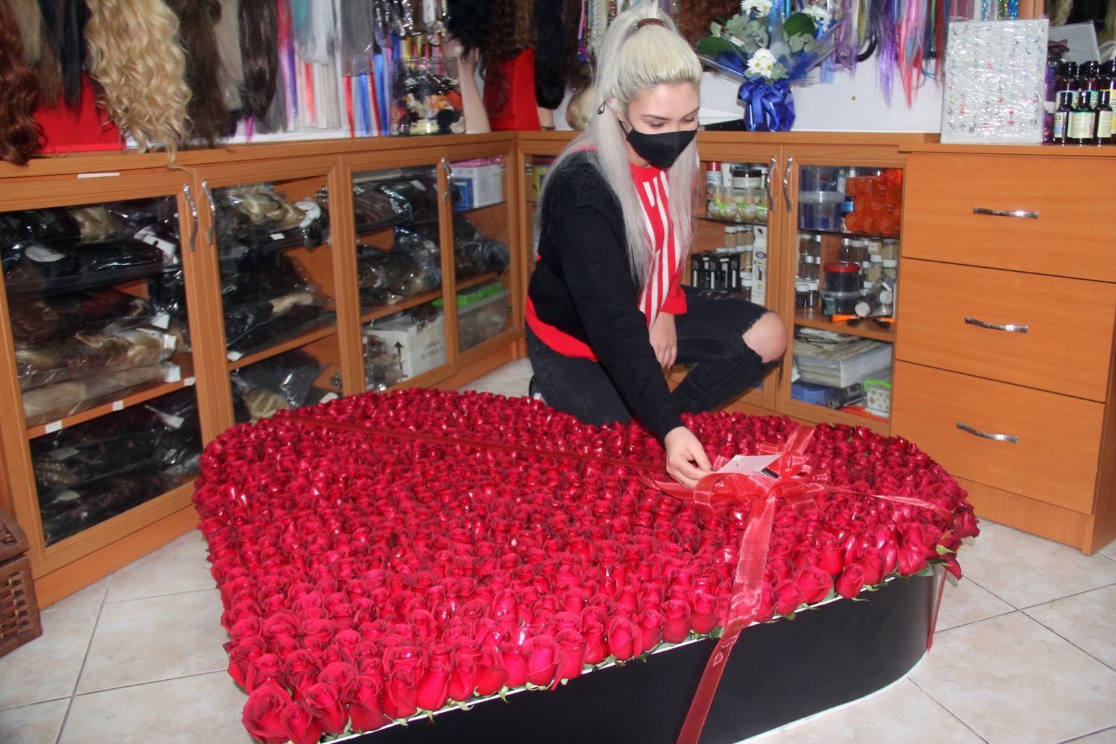 Pandemiden dolayı görüşemediği Almanya'daki sevgilisinden 1001 gülden oluşan kalp geldi