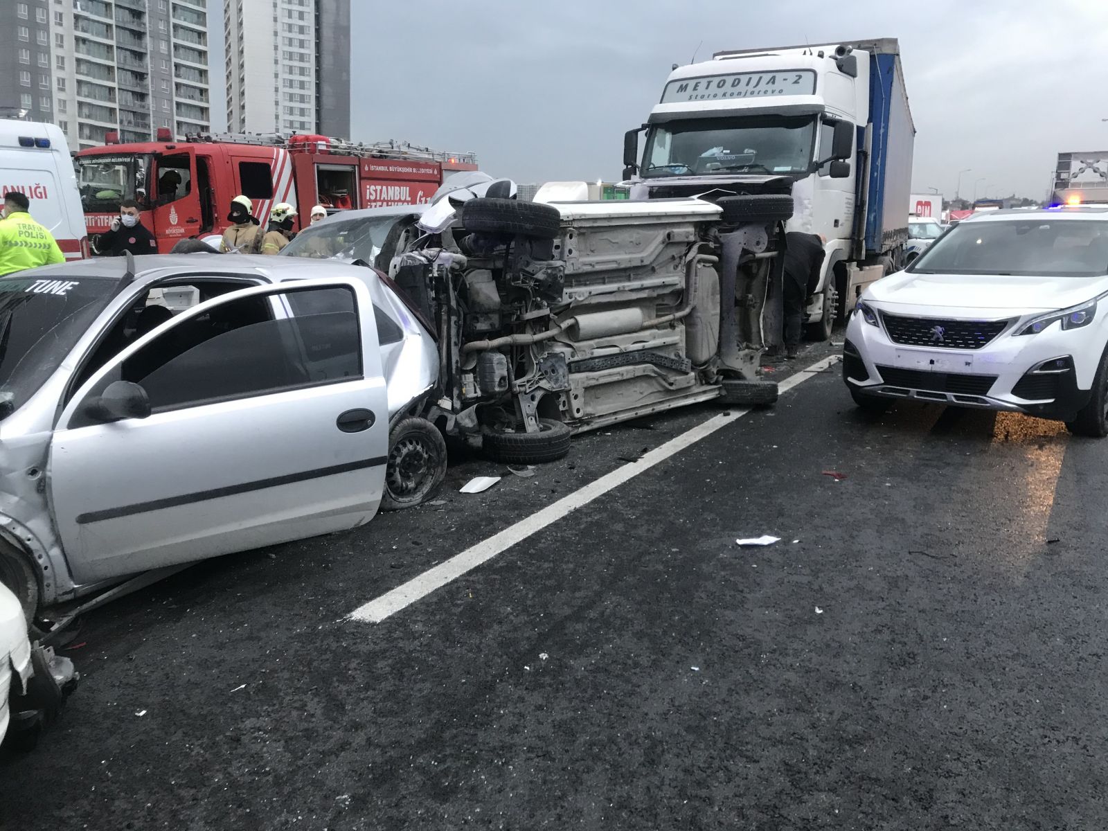 TEM Otoyolu’nda 12 aracın karıştığı zincirleme kaza