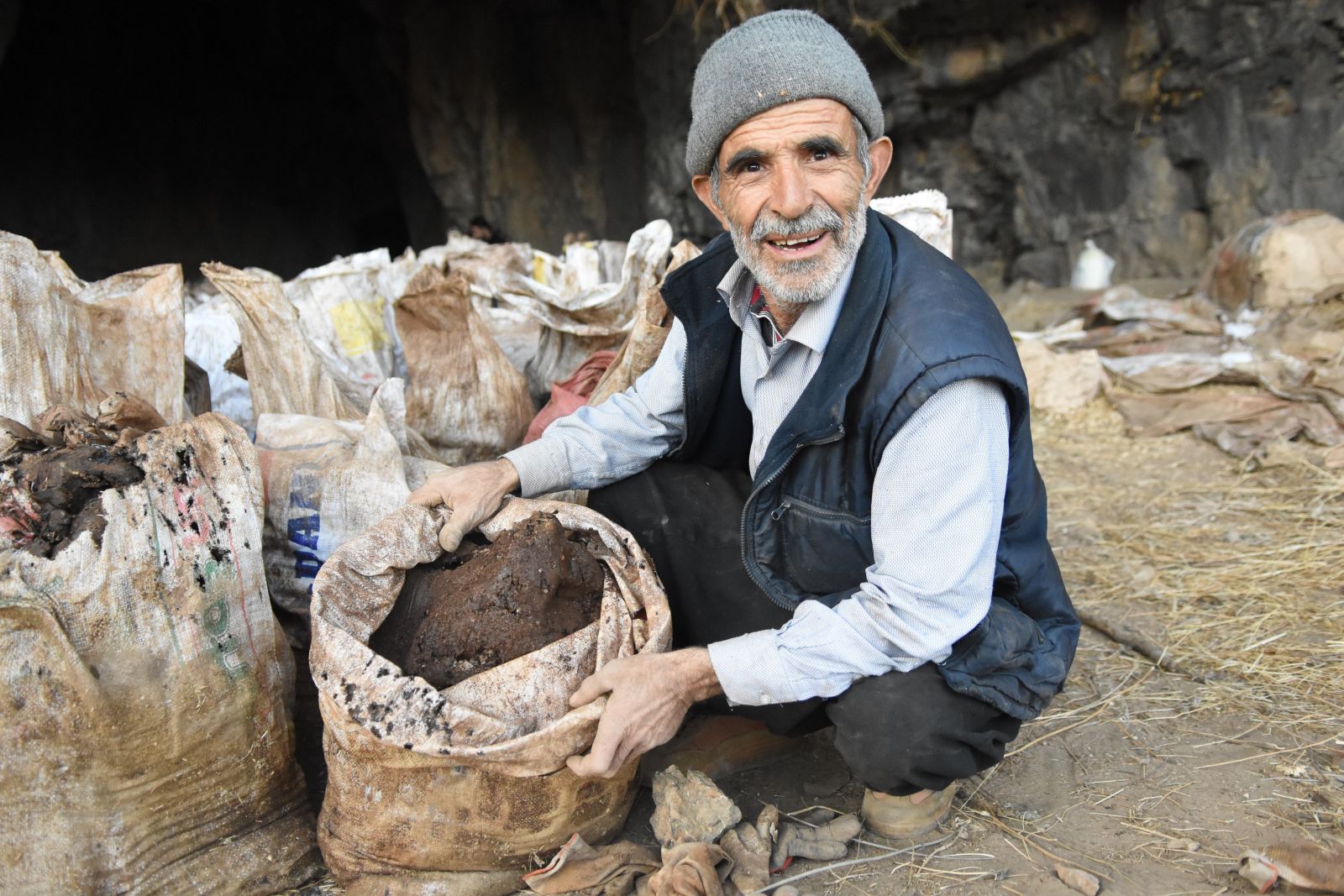 Mağaradan yarasa gübresi çıkartarak satıyor