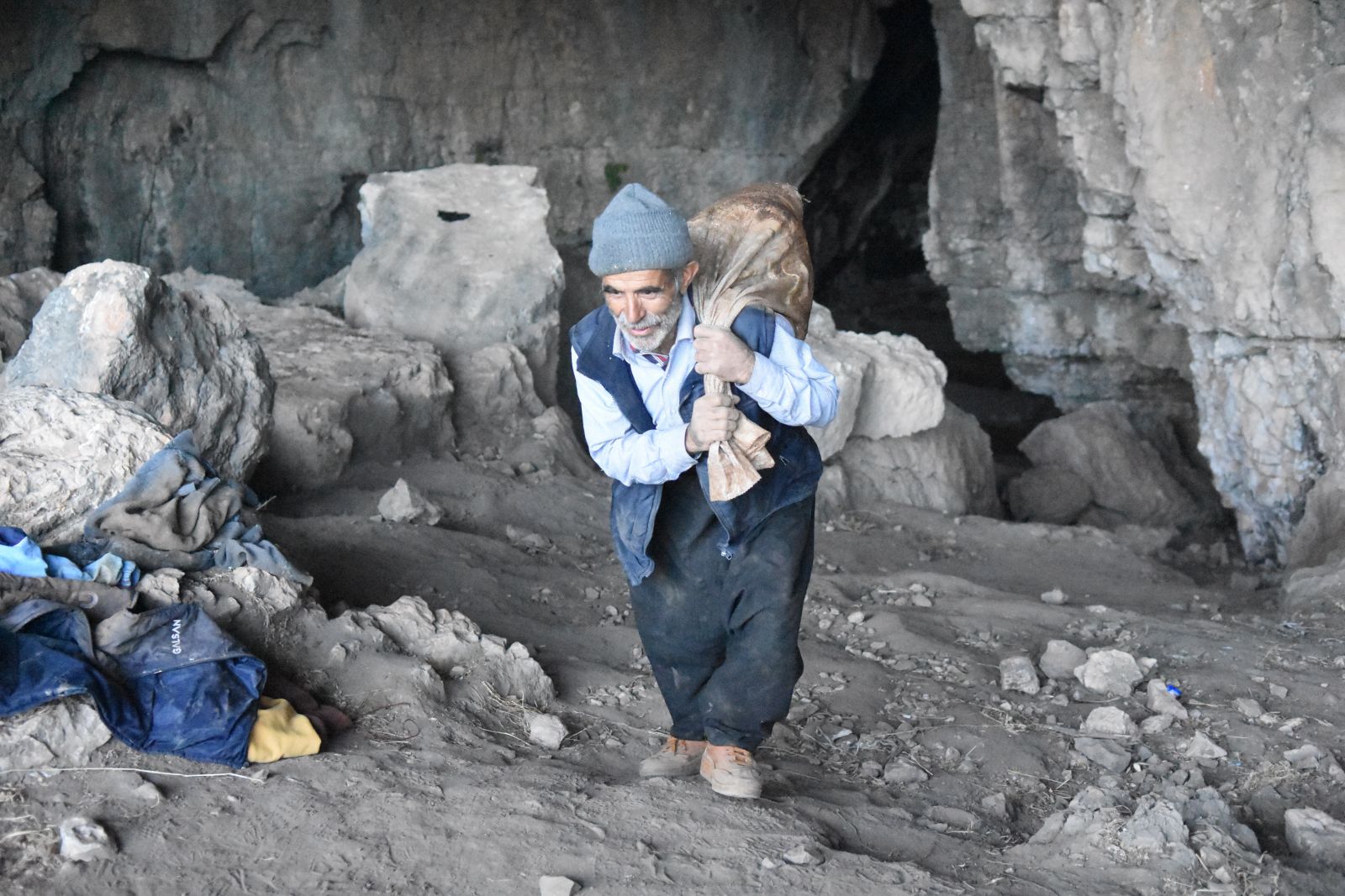 Mağaradan yarasa gübresi çıkartarak satıyor