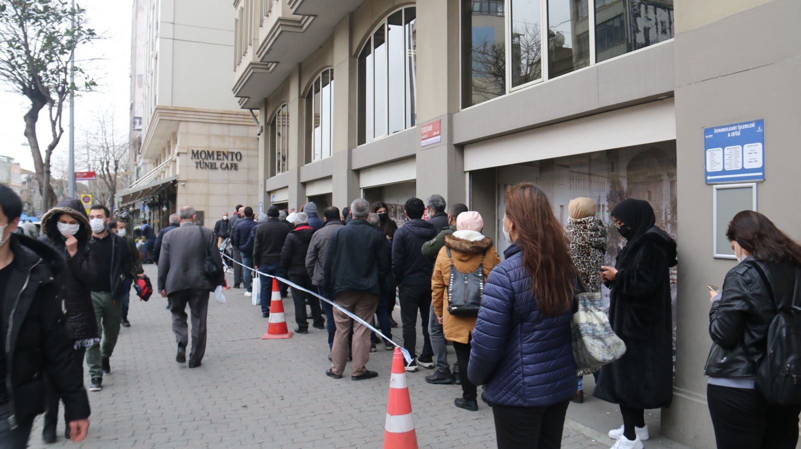 İBB büfeleri önünde HES kuyruğu sırası havadan görüntülendi İBB büfeleri önünde HES kuyruğu sırası havadan görüntülendi