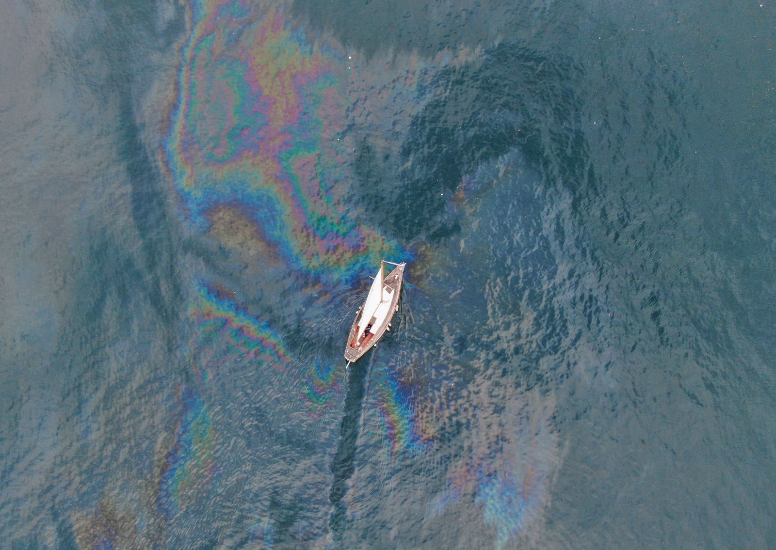 Hamsi avının yasaklanmasının ardından Marmara Denizi’nde dev petrol sızıntısı görüntülendi