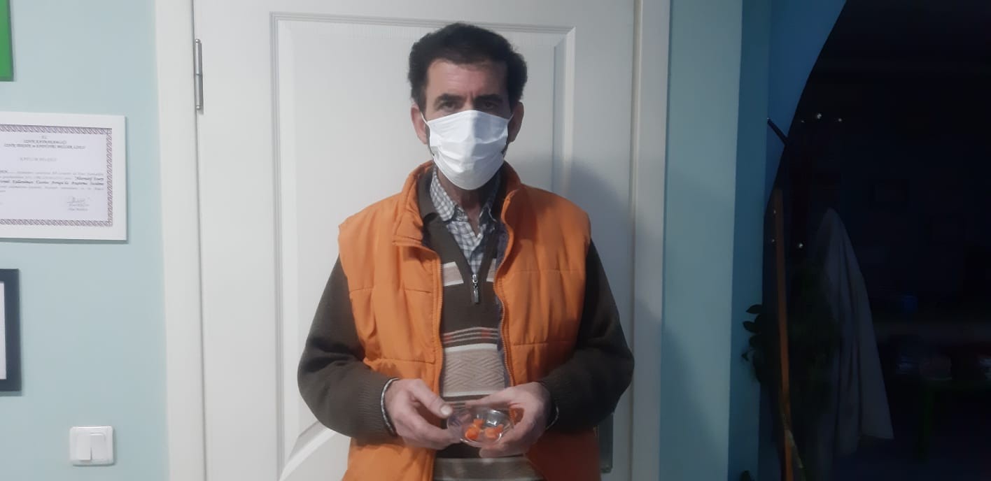 Kestiği domates eline iğne gibi battı