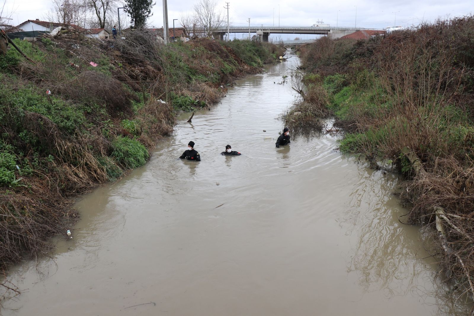Sakarya’da şok cinayet, öldürdükten sonra parçaları dereye atıldı