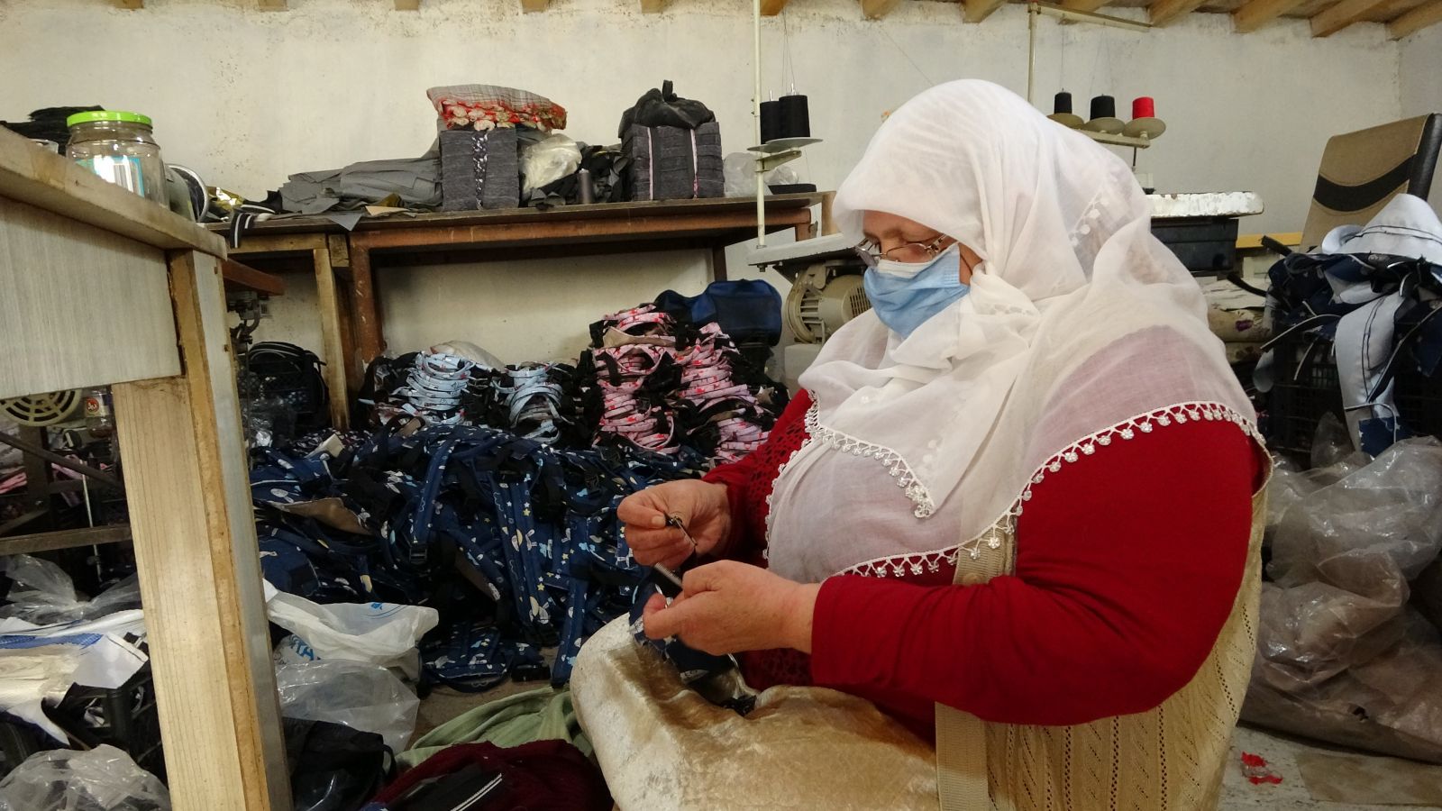 65 yaşındaki fedakar anneye hayatındaki ilk çiçek Bakan Selçuk’tan