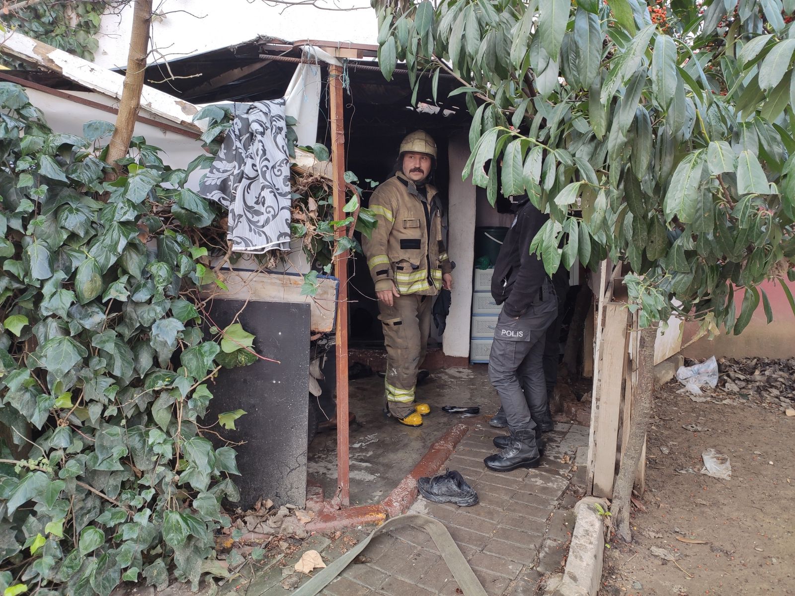 Aliybeyköy’de yangın paniği: Biri bebek 2 kişi dumandan etkilendi