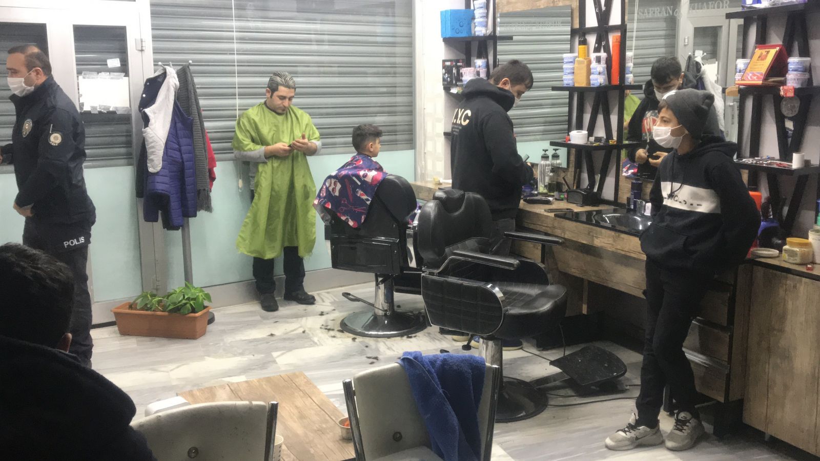 Esenyurt’ta kısıtlama günü şoke eden olay: Dışı çiğköfteci içi berber!