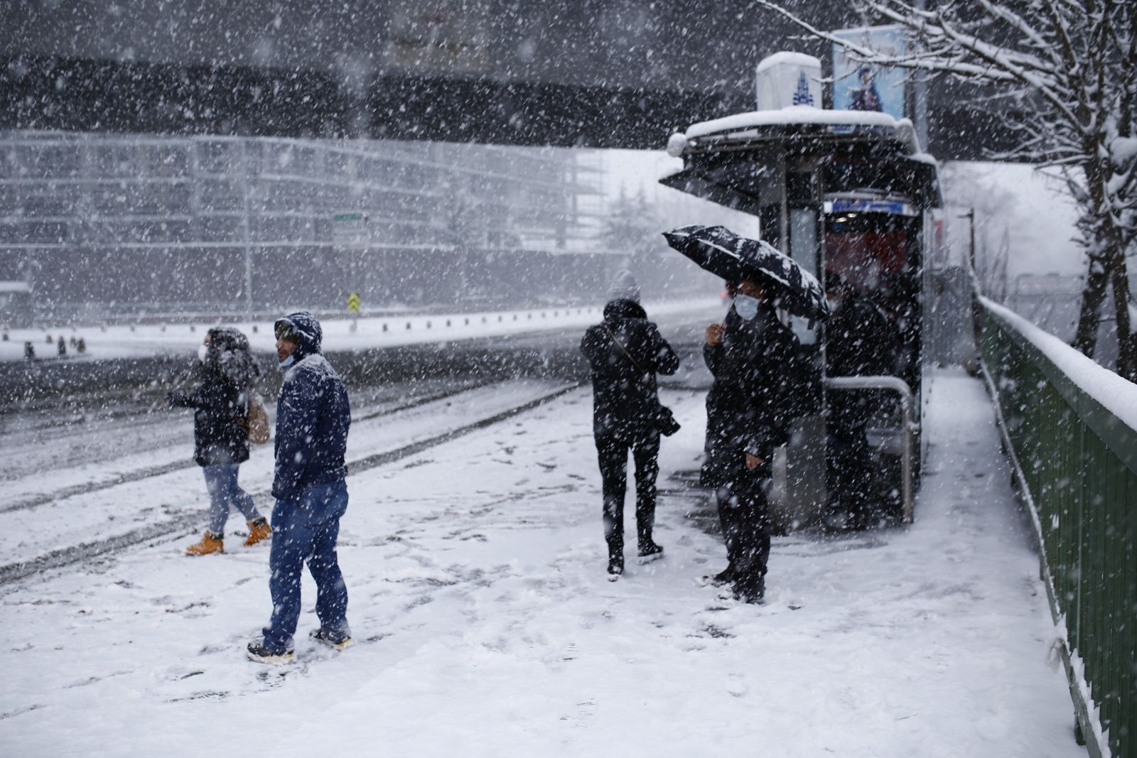İstanbul’da kar yağışı vatandaşlara zor anlar yaşattı