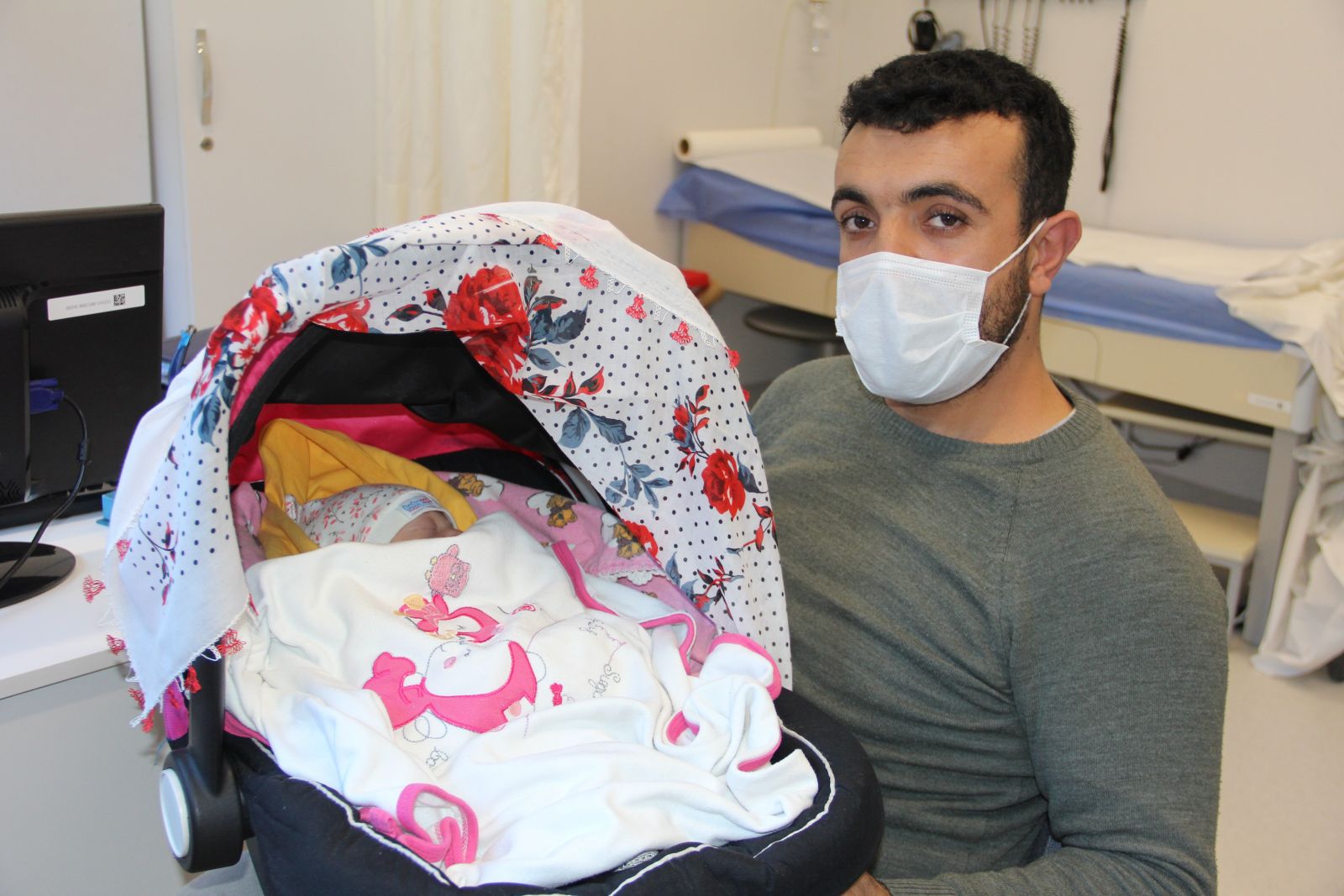 İç organları dışarıda doğdu, bir günlükken ameliyat oldu