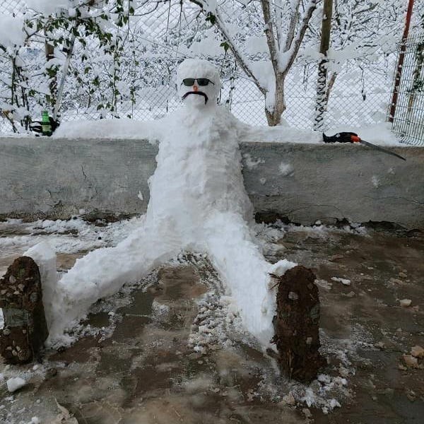 Hayal gücü sınır tanımıyor! Bu kardan adamlar görenleri gülümsetiyor