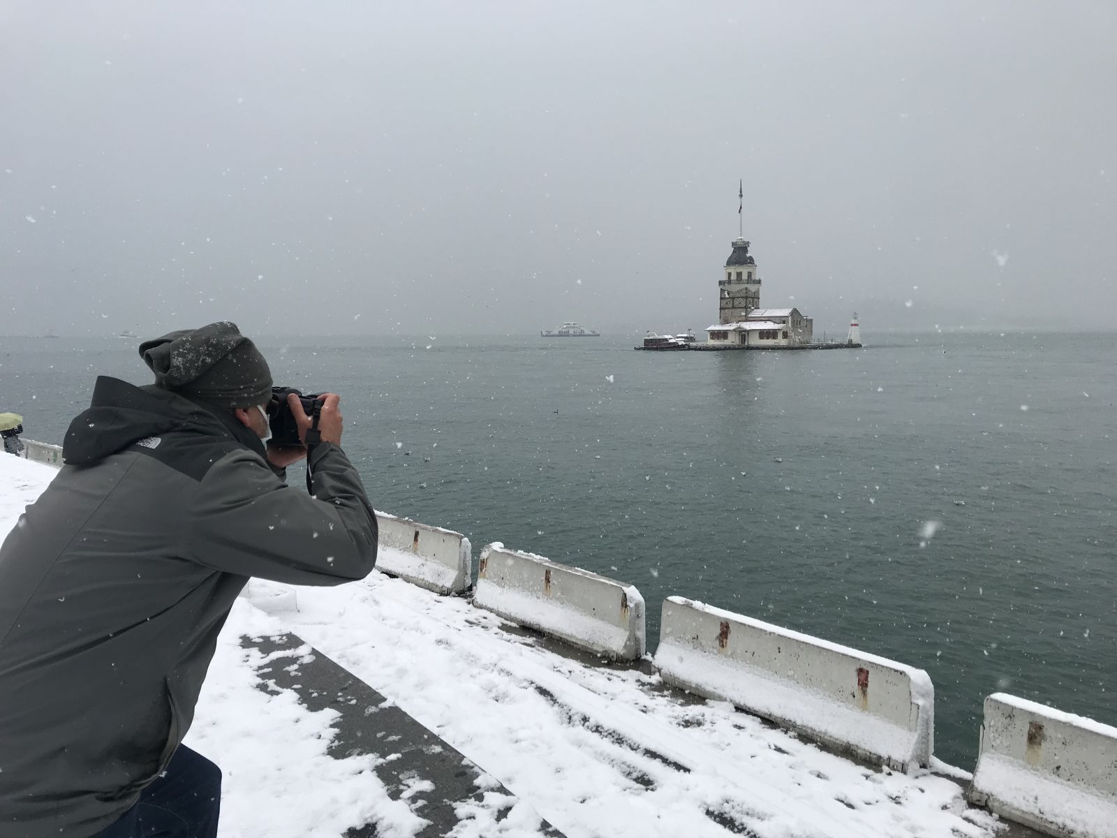 Kız Kulesi beyaz gelinliğini giydi: Fotoğrafçıların akınına uğradı