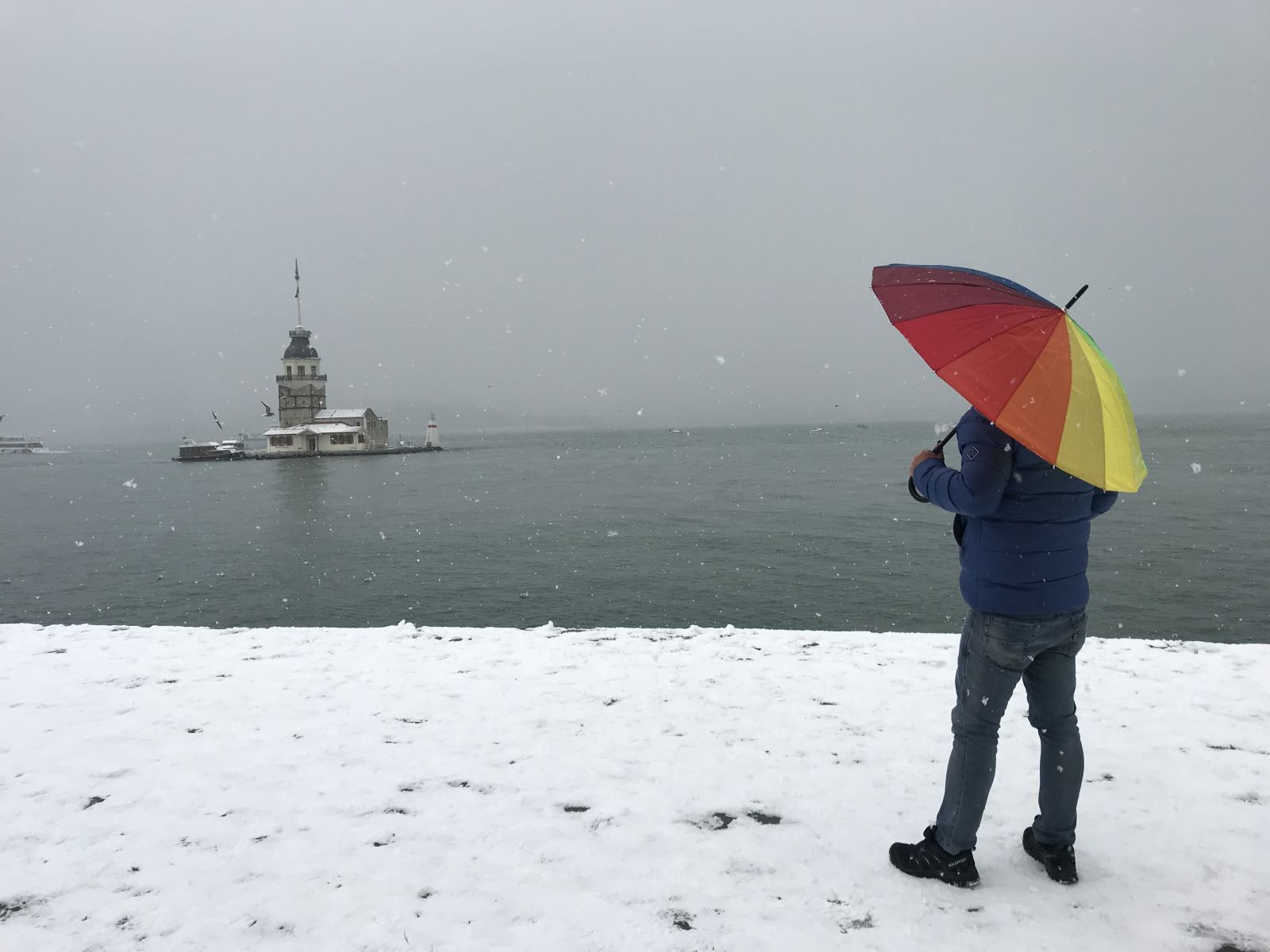 Kız Kulesi beyaz gelinliğini giydi: Fotoğrafçıların akınına uğradı