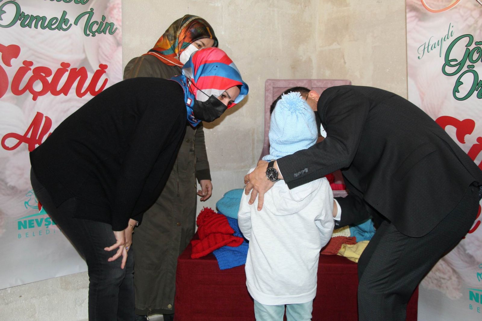 Kadınlar ördü, 700 ihtiyaç sahibi öğrenci atkı ve bereye kavuştu