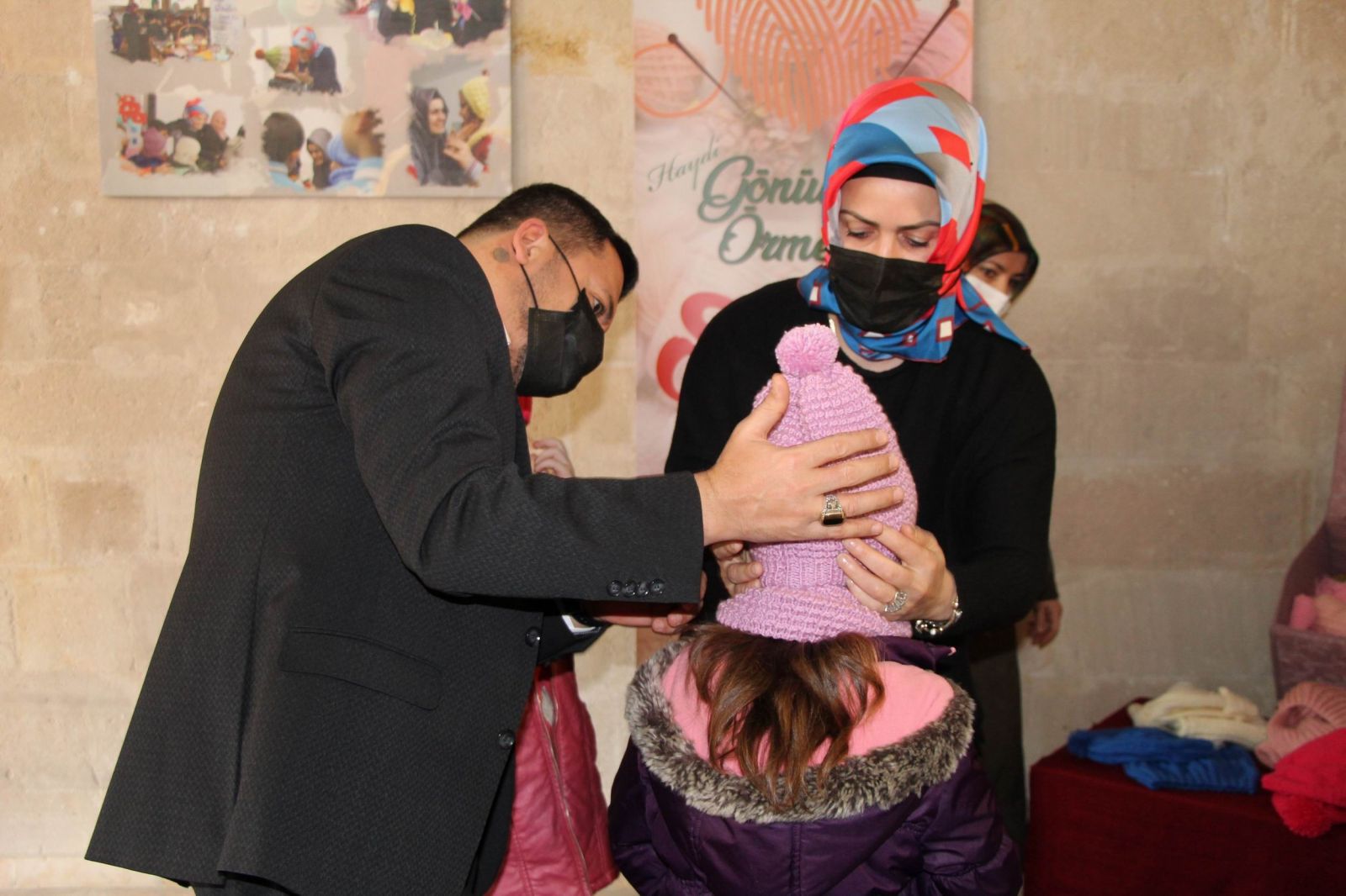 Kadınlar ördü, 700 ihtiyaç sahibi öğrenci atkı ve bereye kavuştu